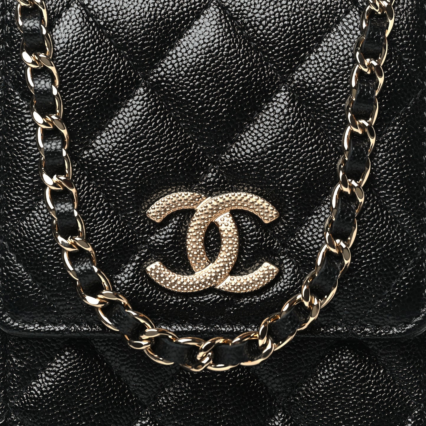 Caviar Quilted CC Airpods Pro and Phone Case With Chain Black