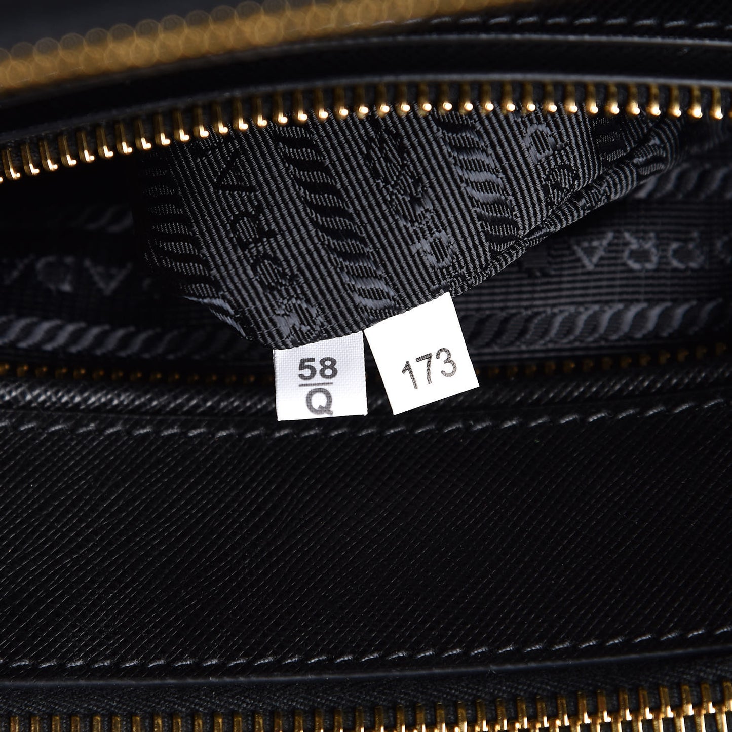 Saffiano Medium Galleria Double Zip Tote Black