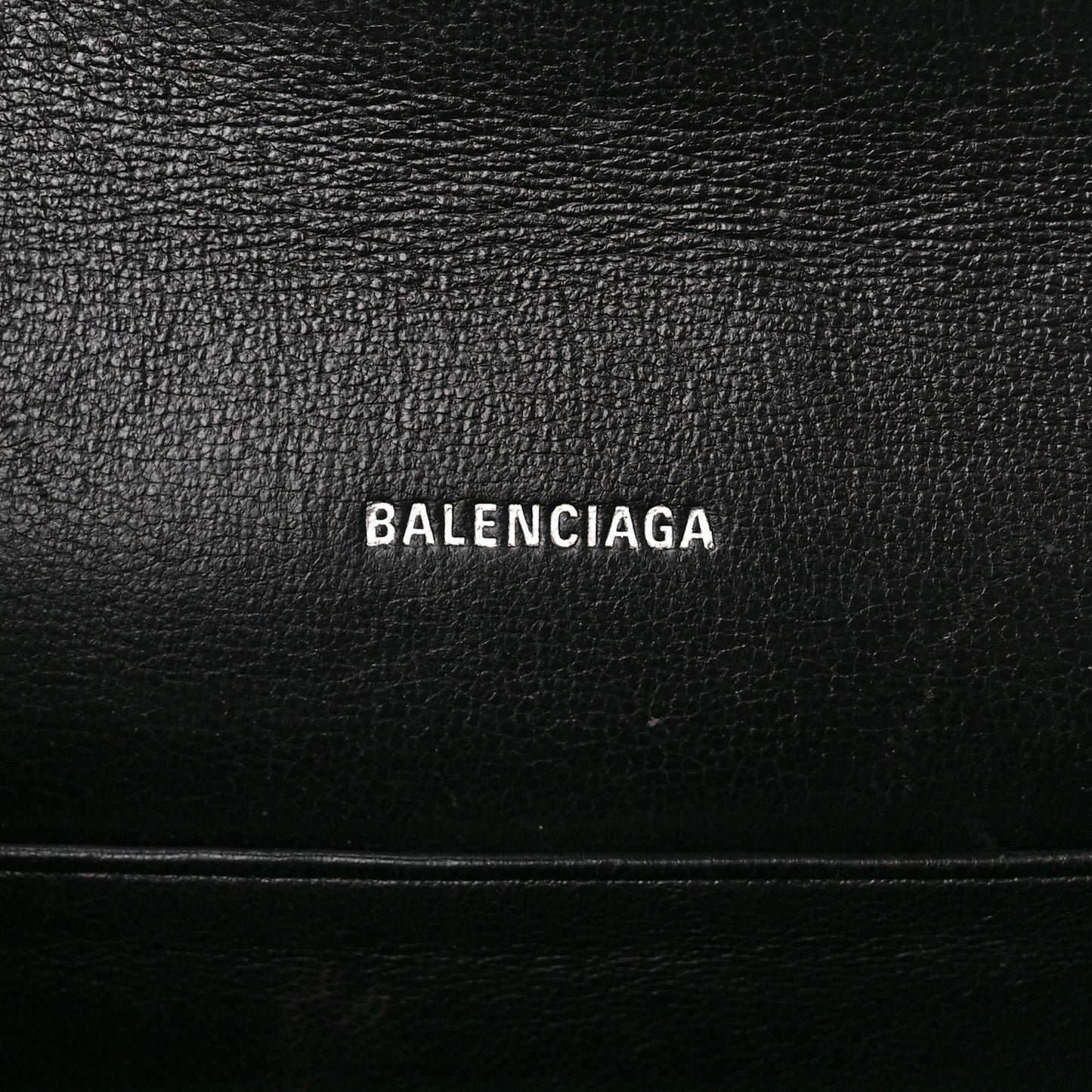 Grained Calfskin Logo Cash Phone Holder Wallet On Chain Black White