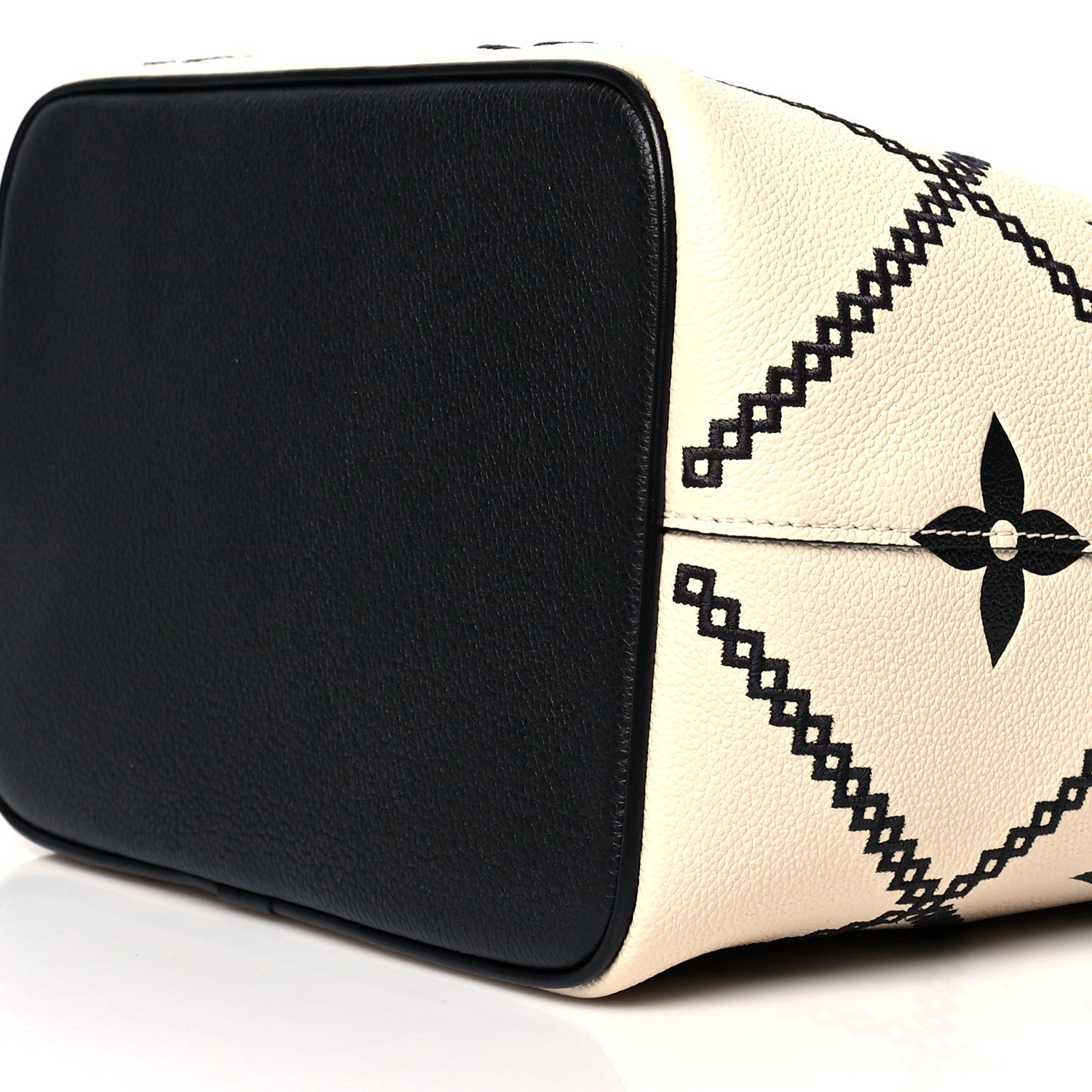 Louis Vuitton Empreinte Monogram Giant Broderies Neonoe MM Cream Black 9 of 9
