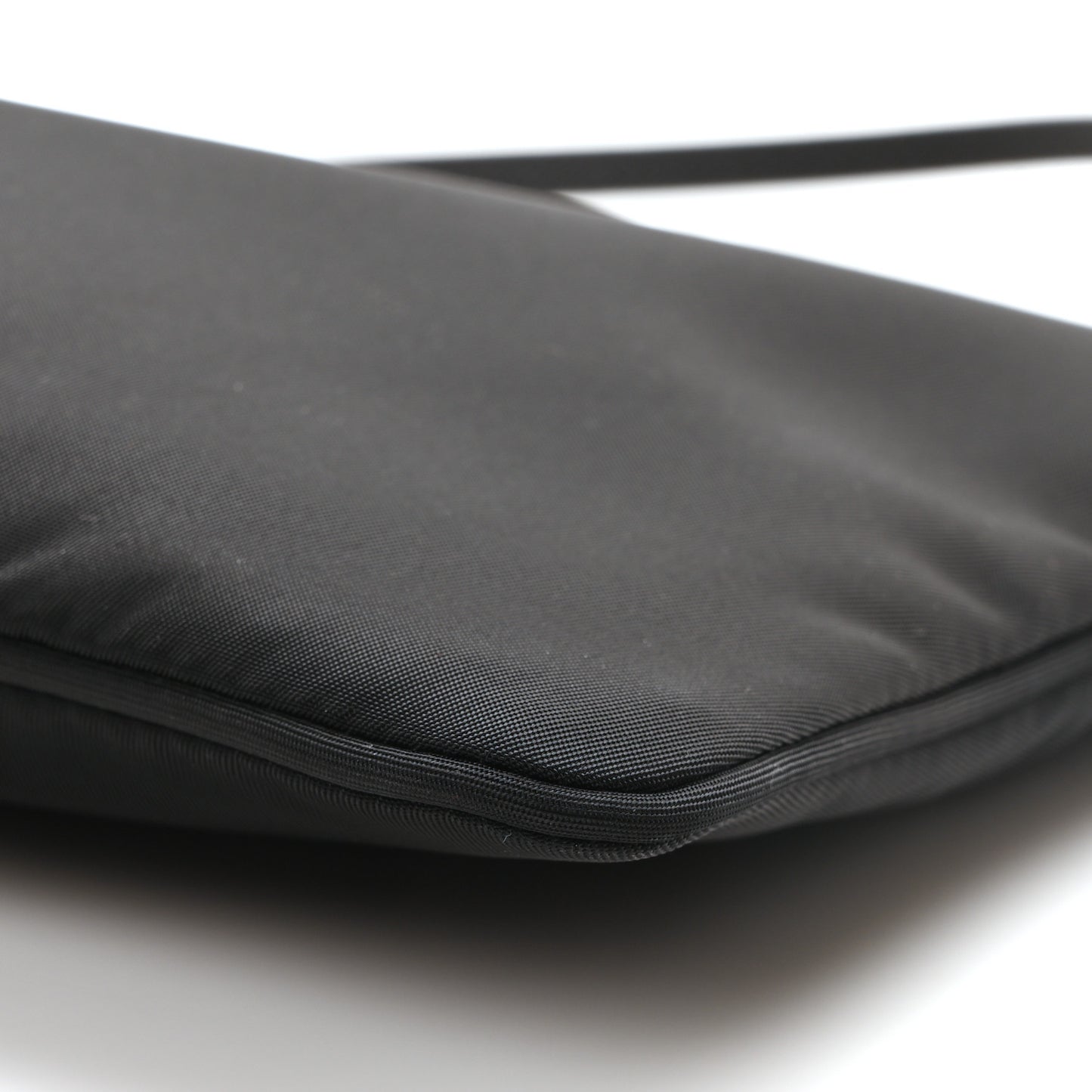 Re-Nylon Vela Pouch Black