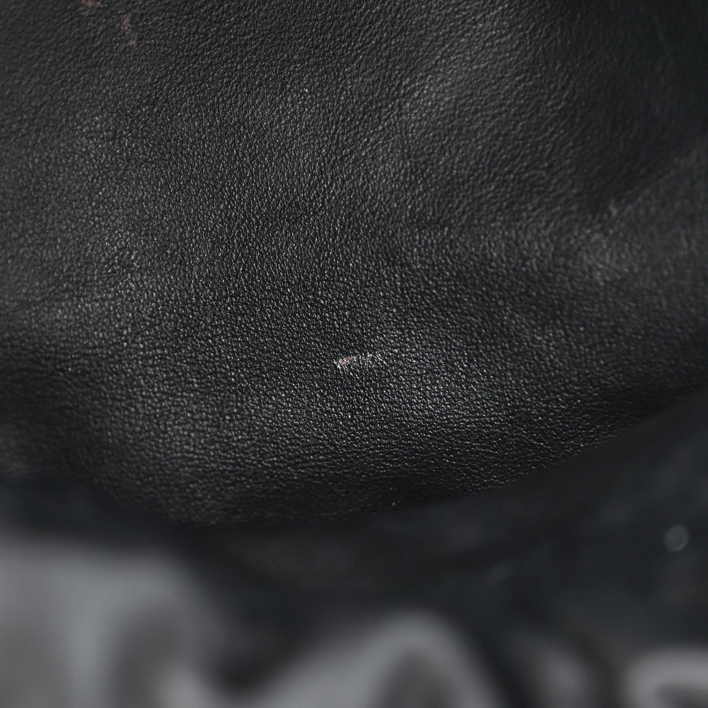Calfskin The Pouch Chain Black