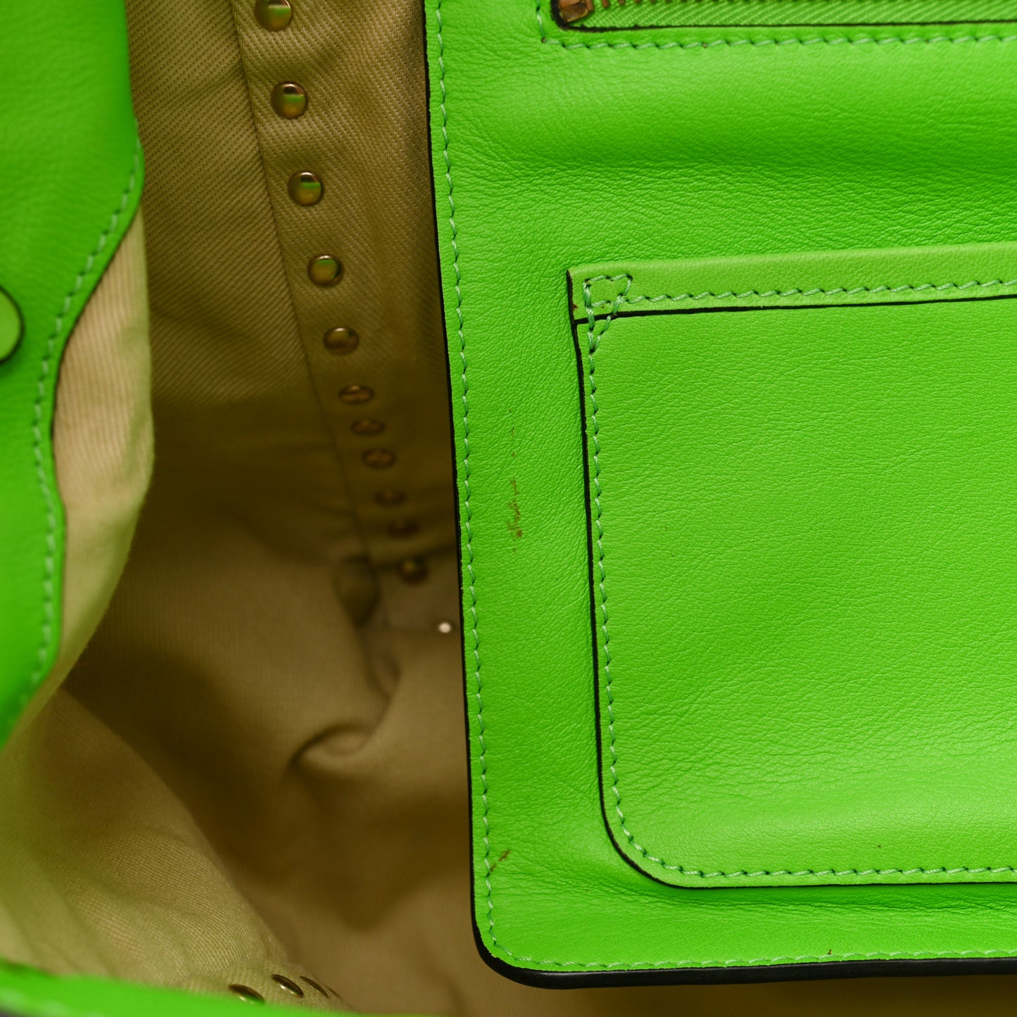 Vitello Medium Rockstud Tote Green Fluo