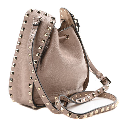Valentino Garavani Grained Calfskin Rockstud Bucket Bag Poudre 3 of 9