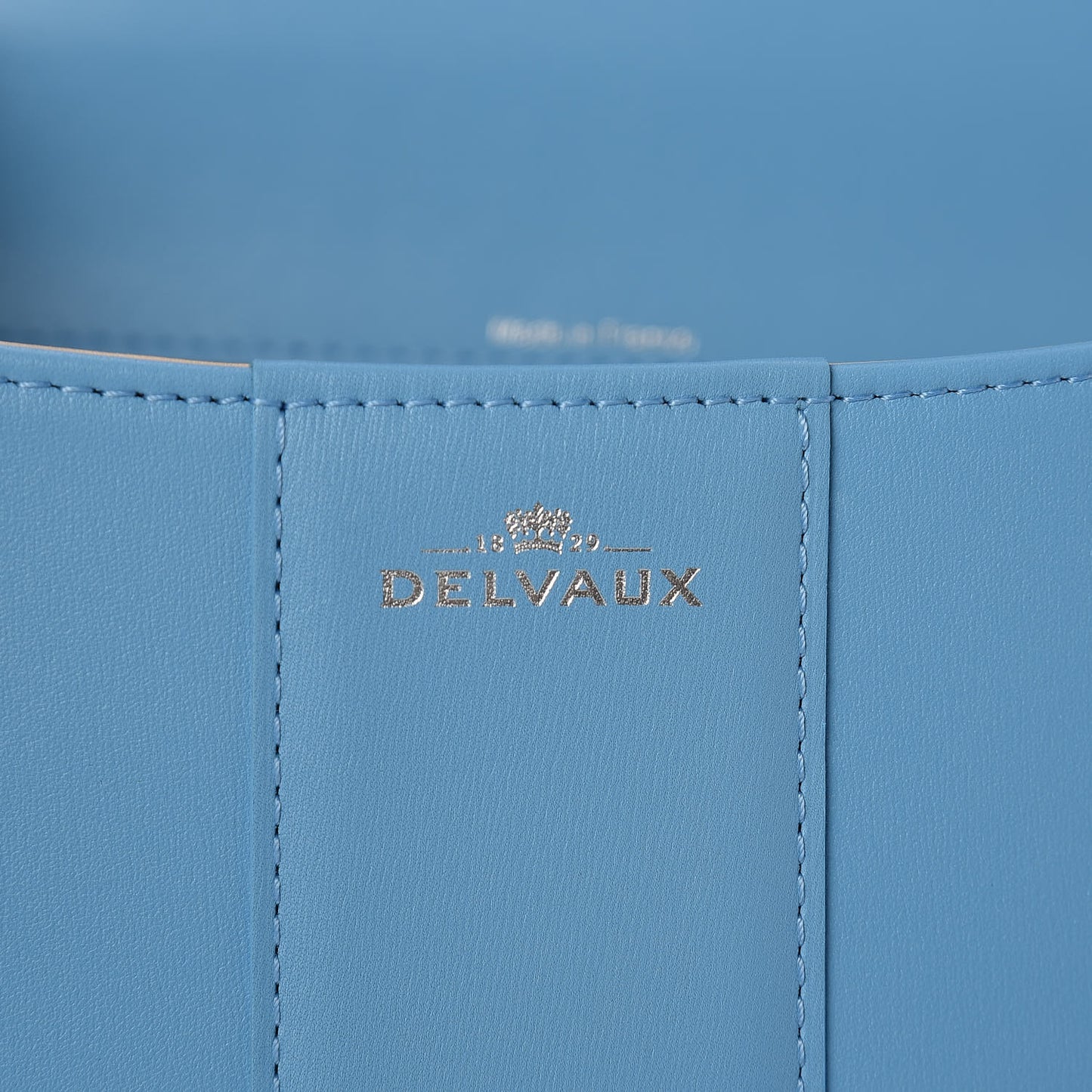 Box Calfskin MM L'Humour Brillant Satchel Ciel