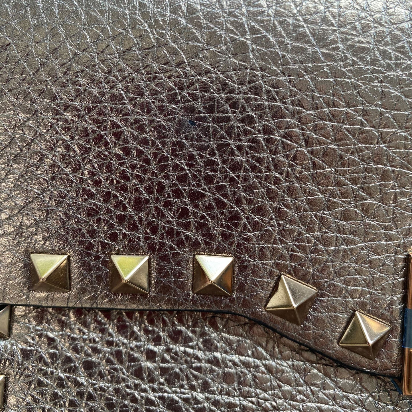 Metallic Pebbled Calfskin Medium Rockstud Flip Lock Crossbody Bag Sasso