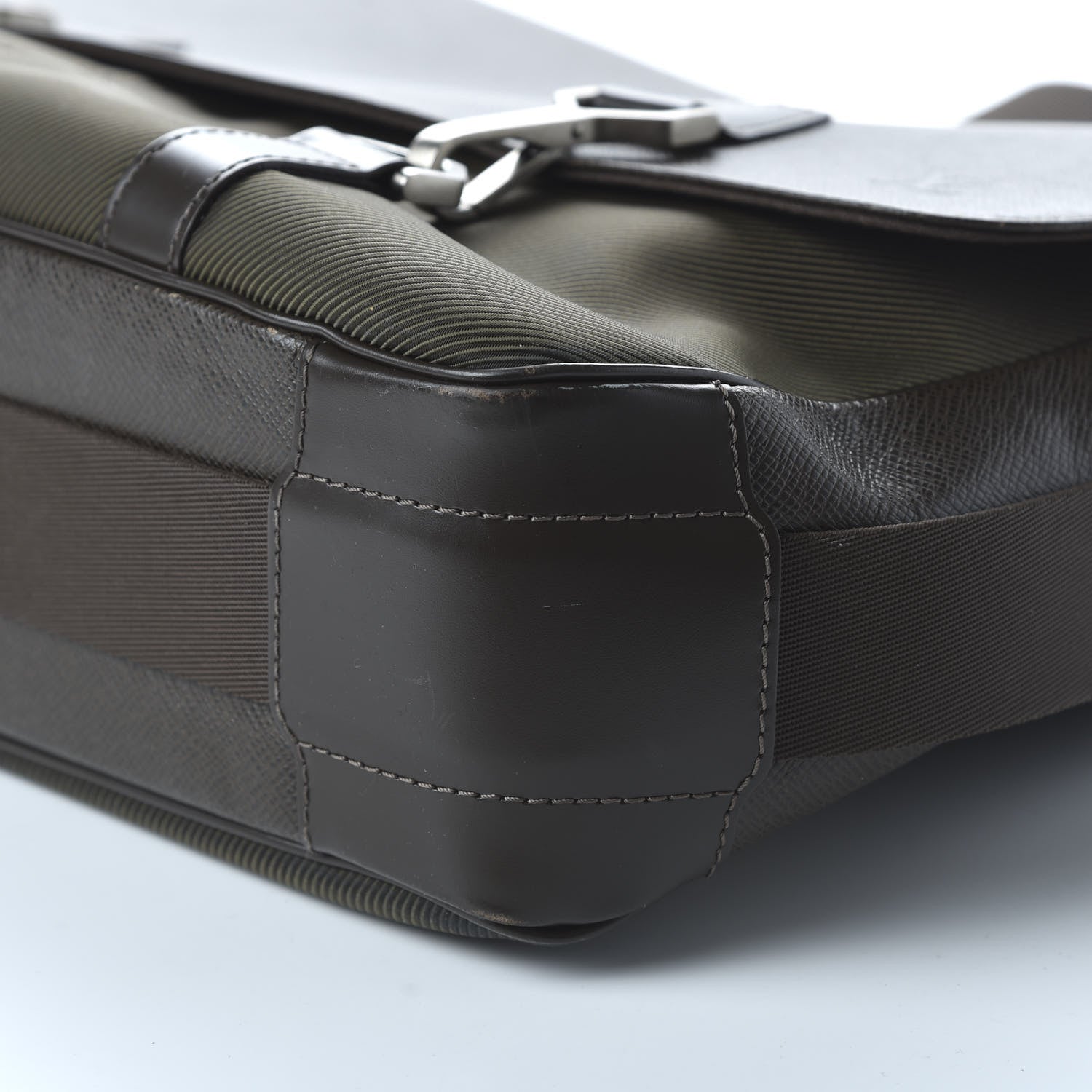 Louis Vuitton Taiga Dersou Messenger Bag Grizzli 7 of 12