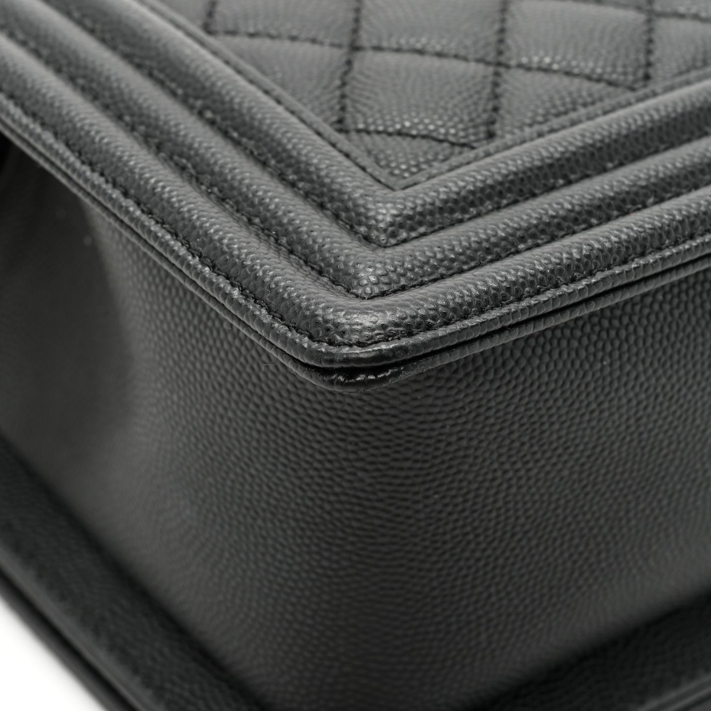 Caviar Quilted Medium Boy Flap Black