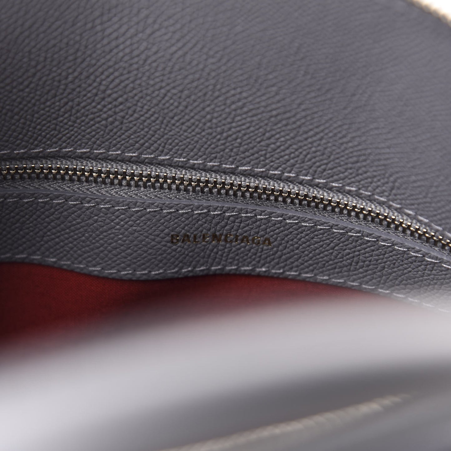 Signature Grained Calfskin Logo S Ville Top Handle Bag Gris Perle Fonce White