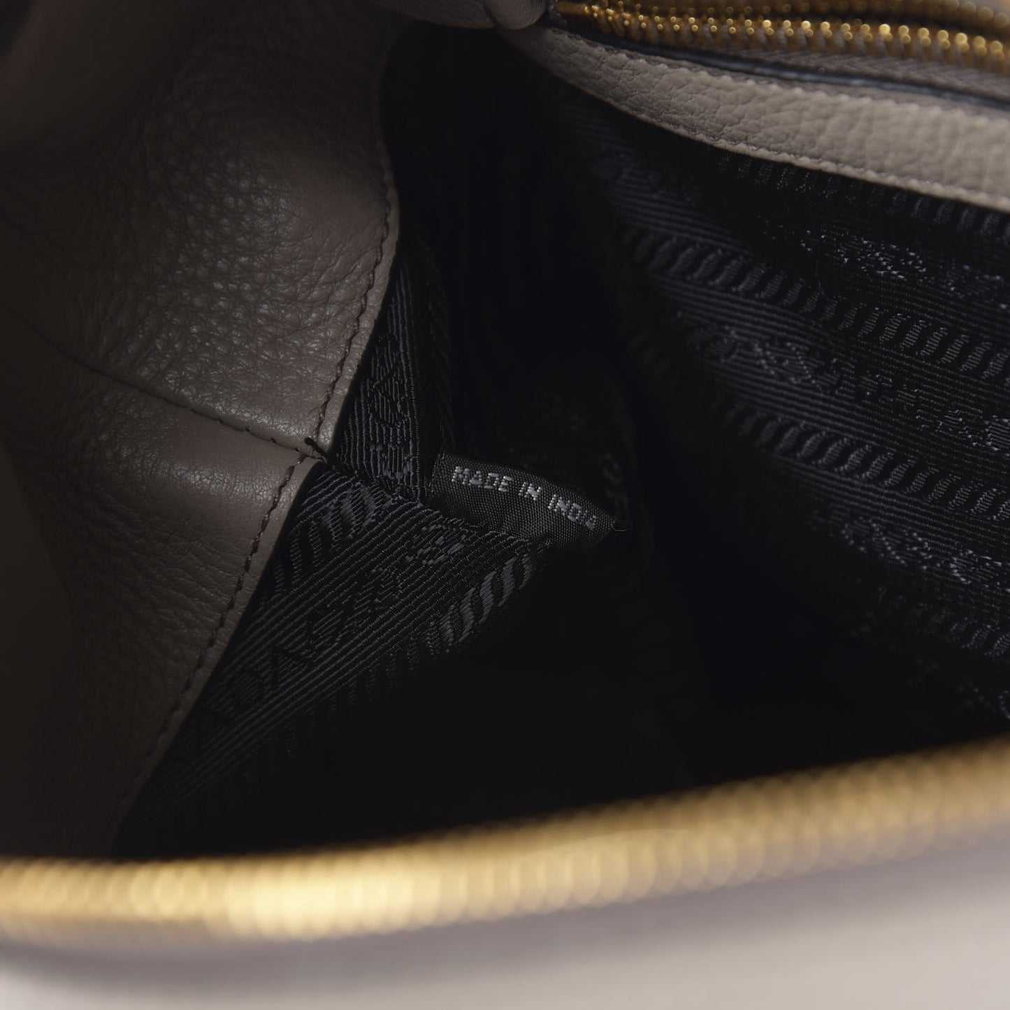 Vitello Phenix Shoulder Bag Argilla