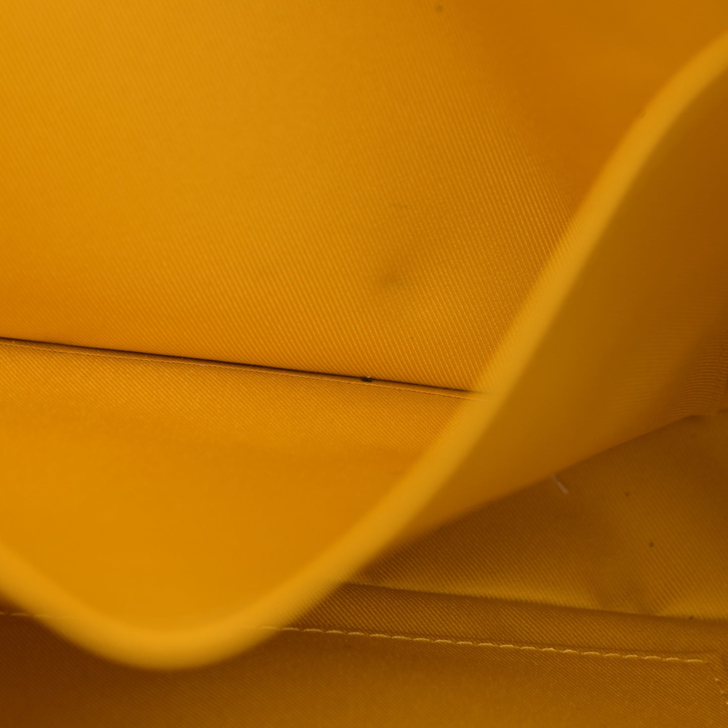 Taiga Porte Documents Voyage PM Yellow Altair