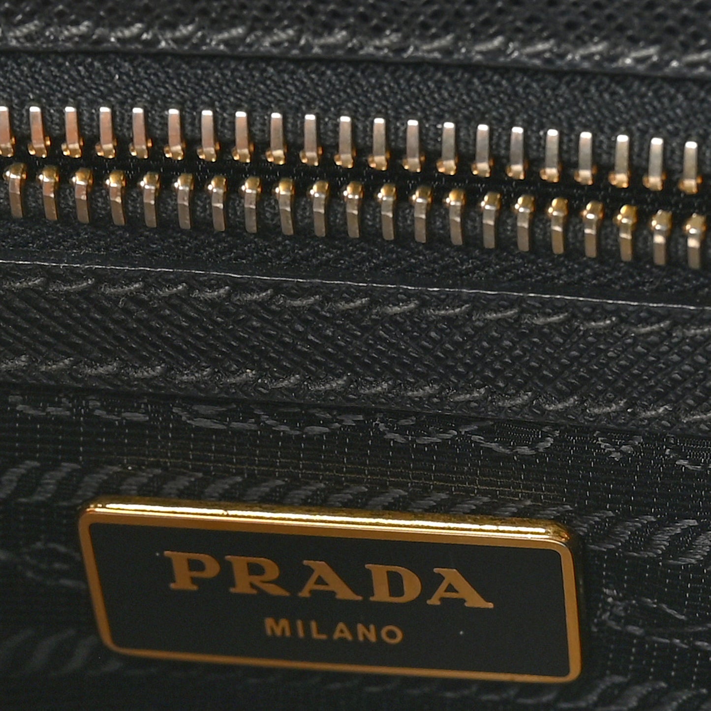Saffiano Medium Galleria Double Zip Tote Black