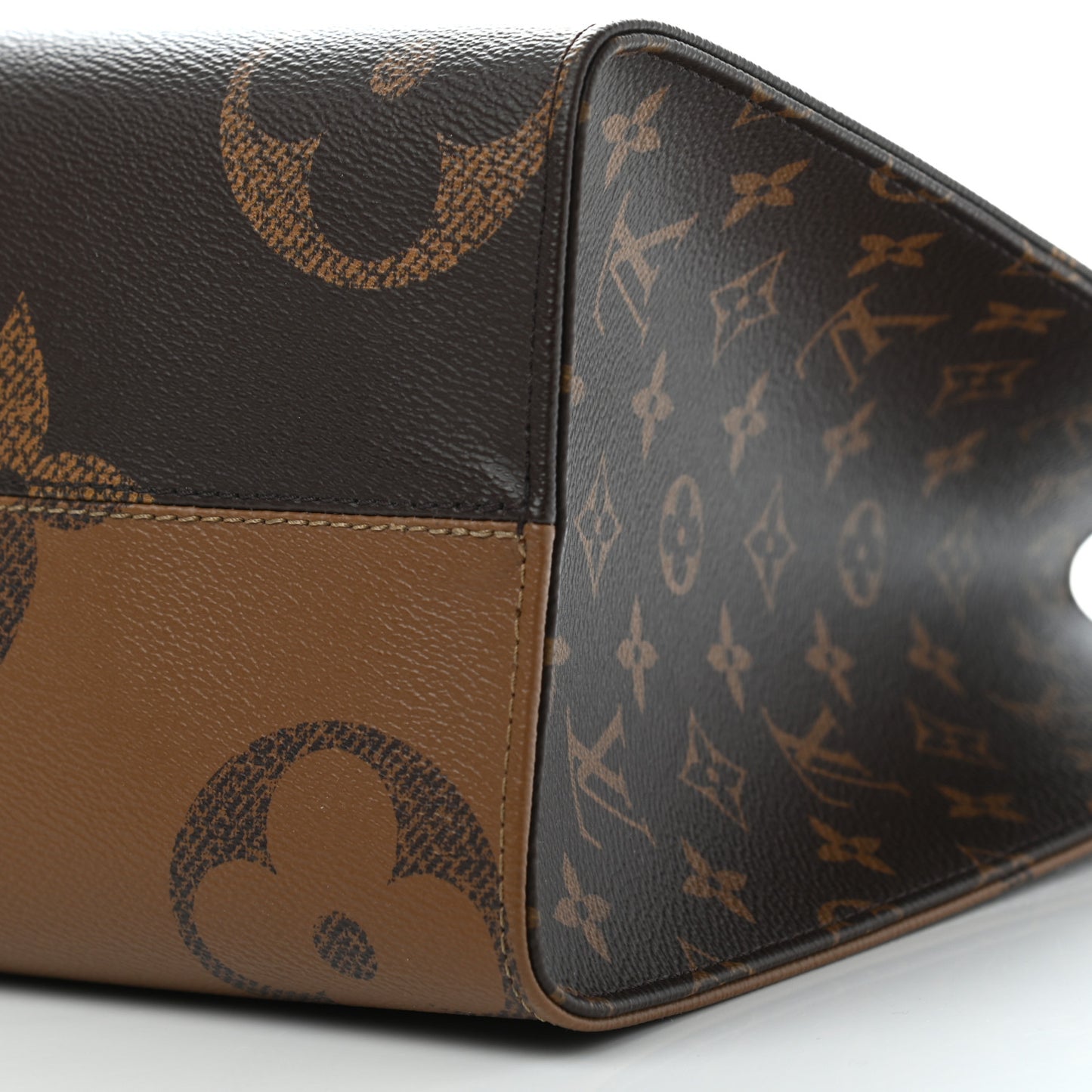 Reverse Monogram Giant Onthego MM