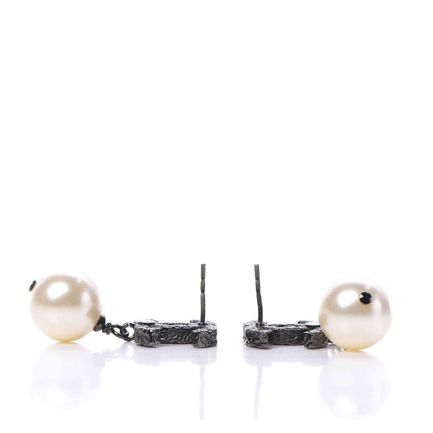 Pearl CC Drop Camelia Earrings Black Pearly White