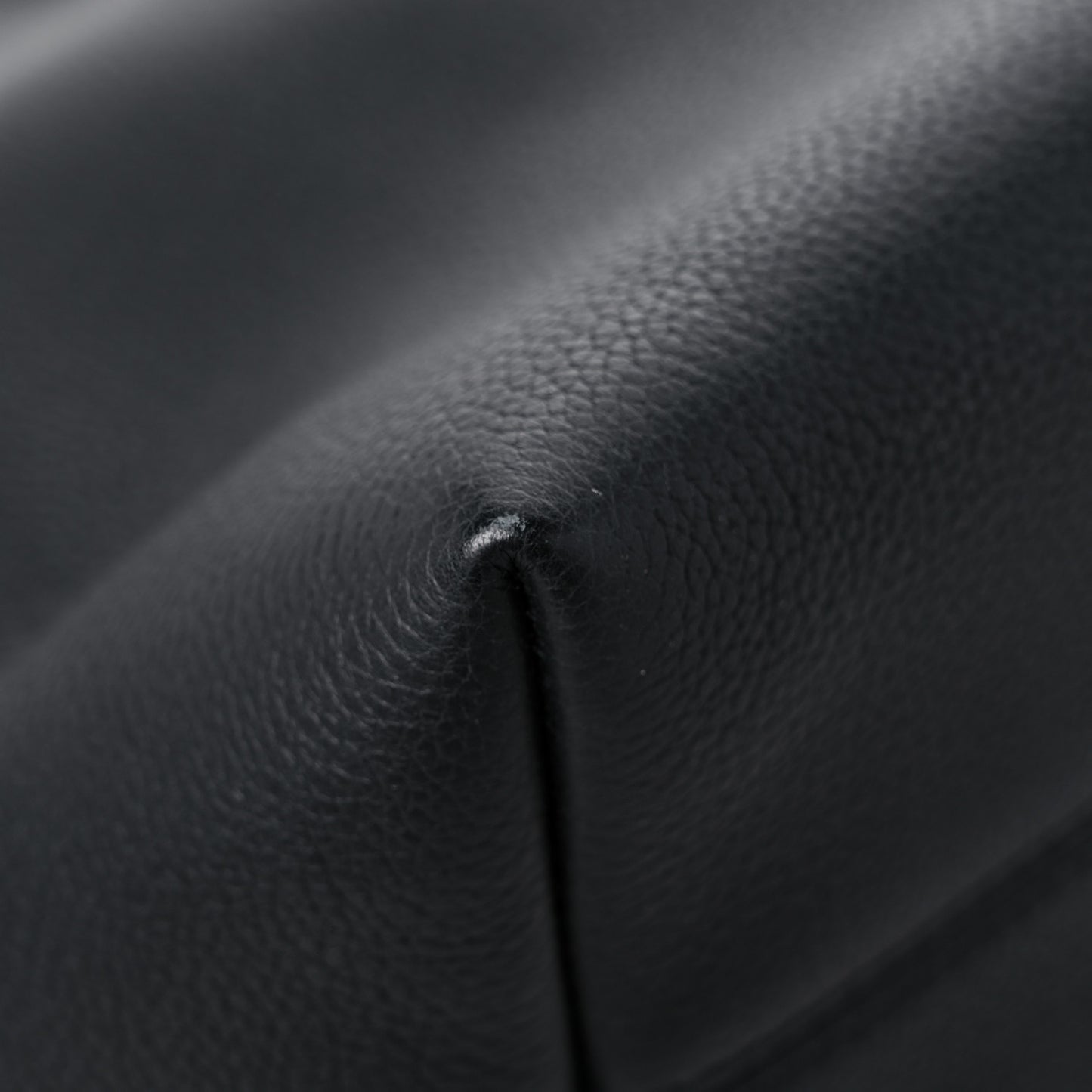 Calfskin Lockme Bucket MM Black