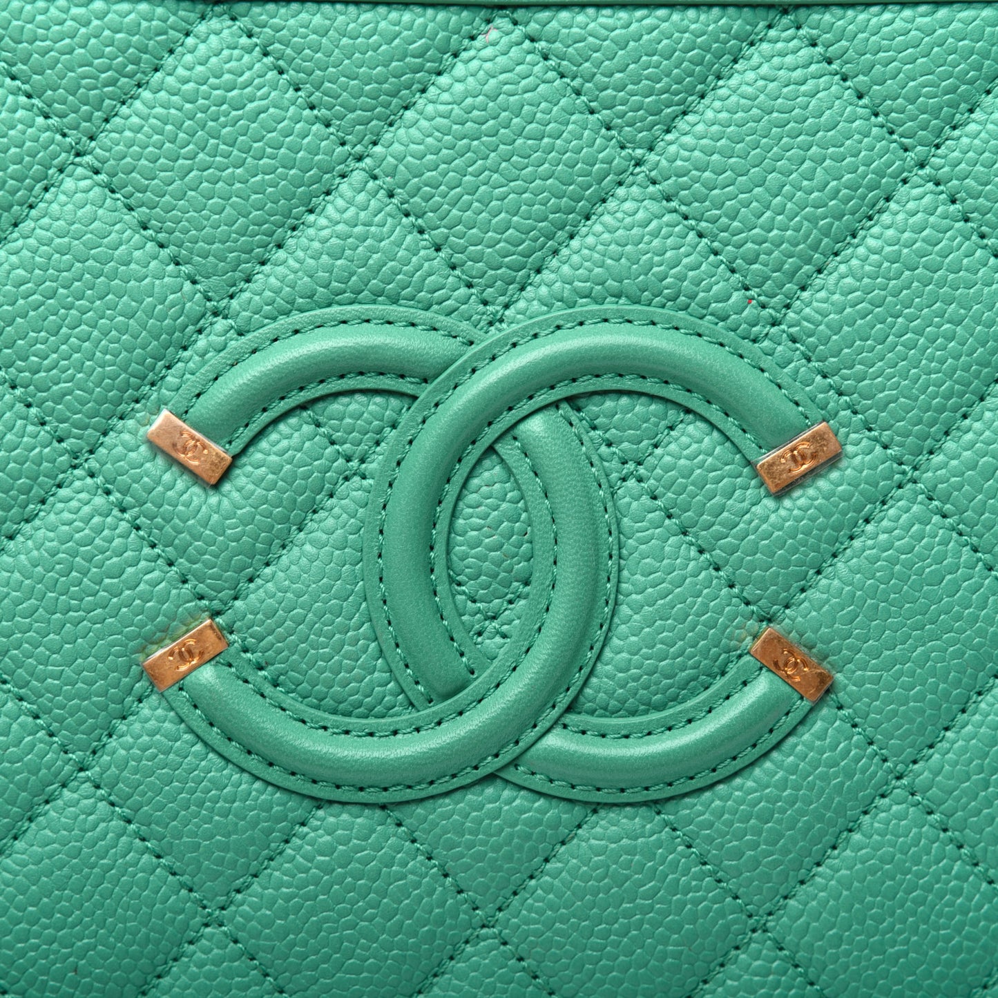 Caviar Quilted Medium CC Filigree Vanity Case Green