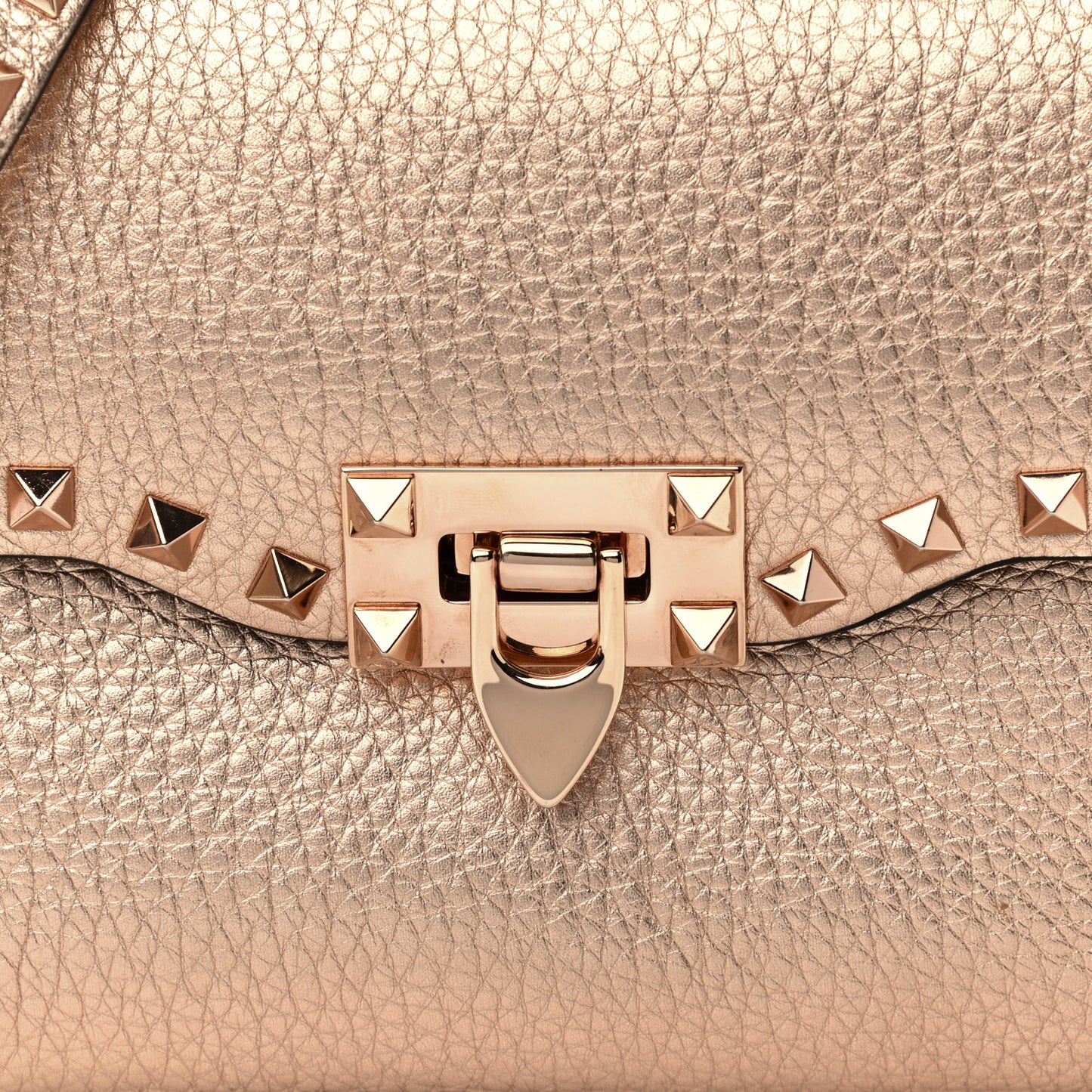 Metallic Pebbled Calfskin Medium Rockstud Flip Lock Crossbody Bag Rame