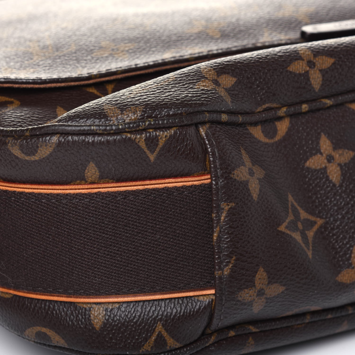 Louis Vuitton Monogram Beaubourg MM Messenger Bag 10 of 17