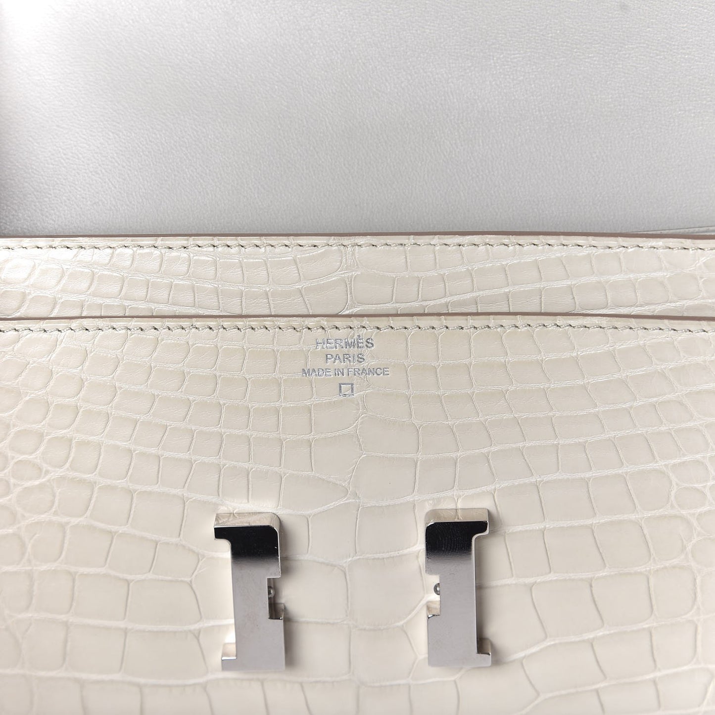 Matte Alligator Constance Wallet Beton