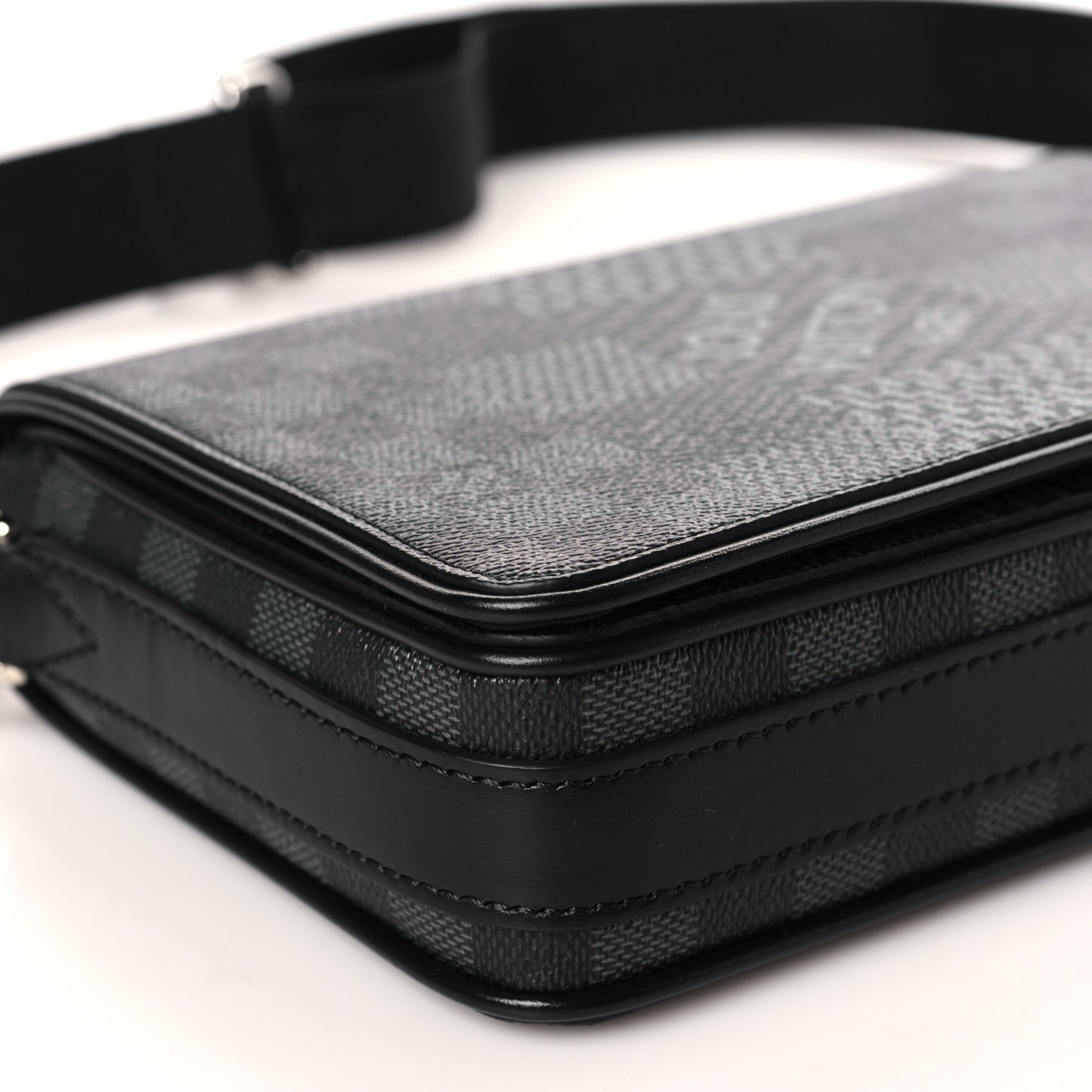 Damier Graphite 3D Studio Messenger