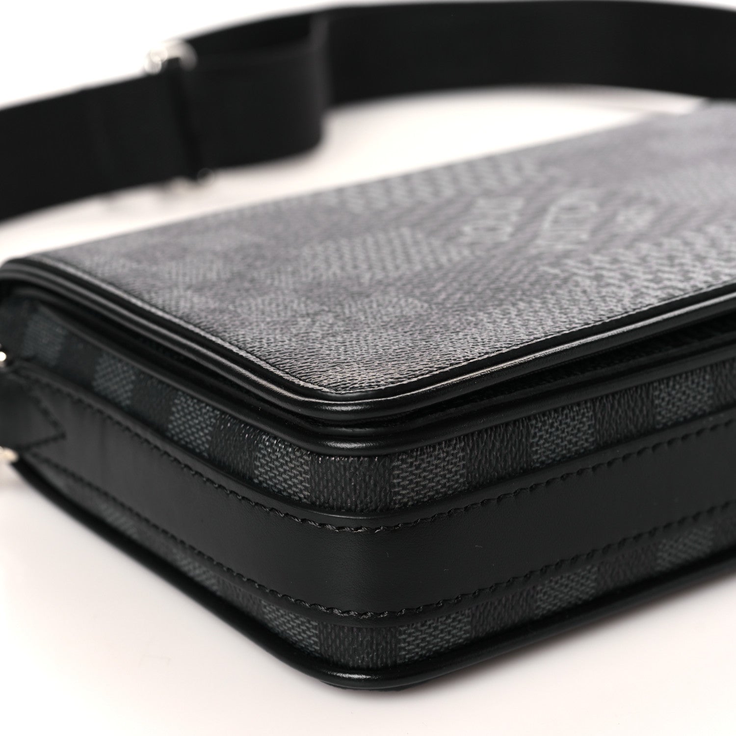 Louis Vuitton Damier Graphite 3D Studio Messenger 7 of 8