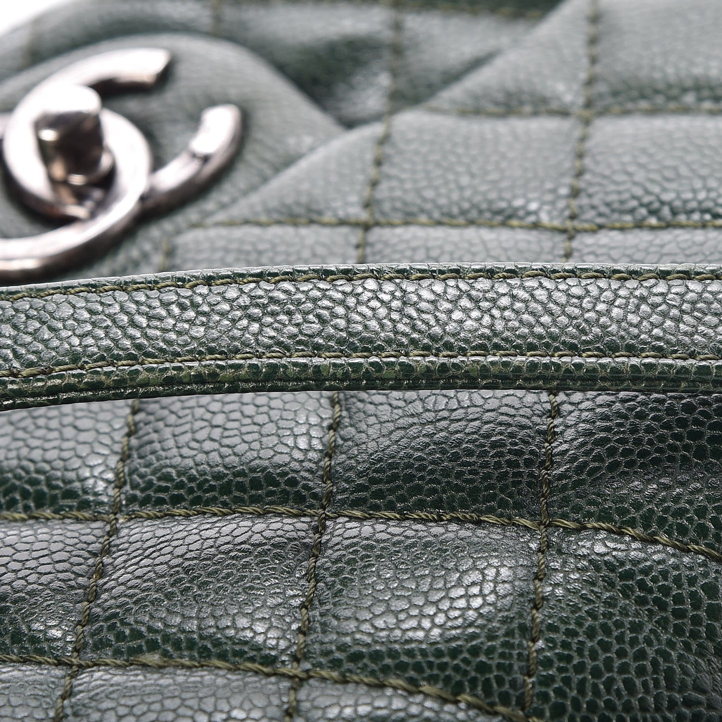 Iridescent Caviar Quilted Medium Chic Flap Green