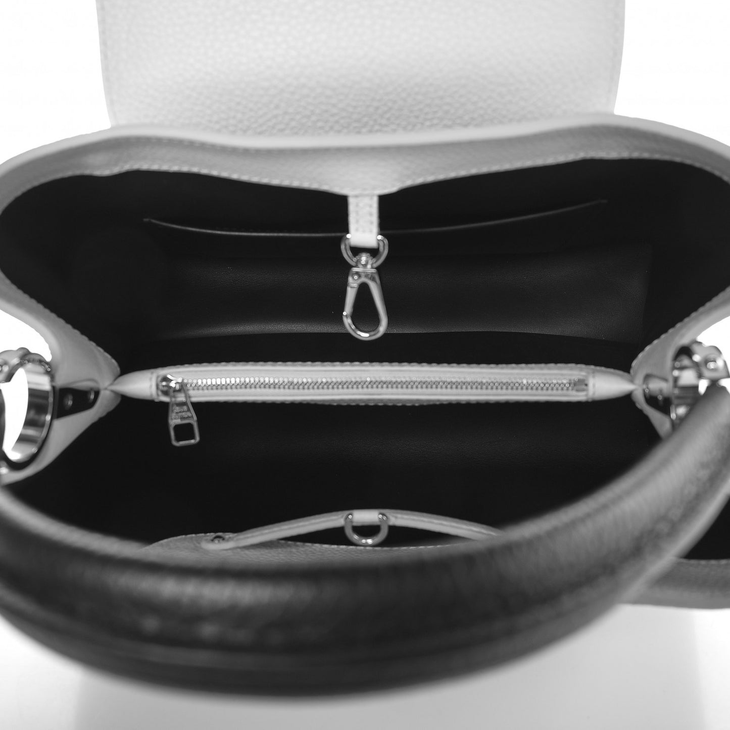 Taurillon Capucines MM Cloudy Black