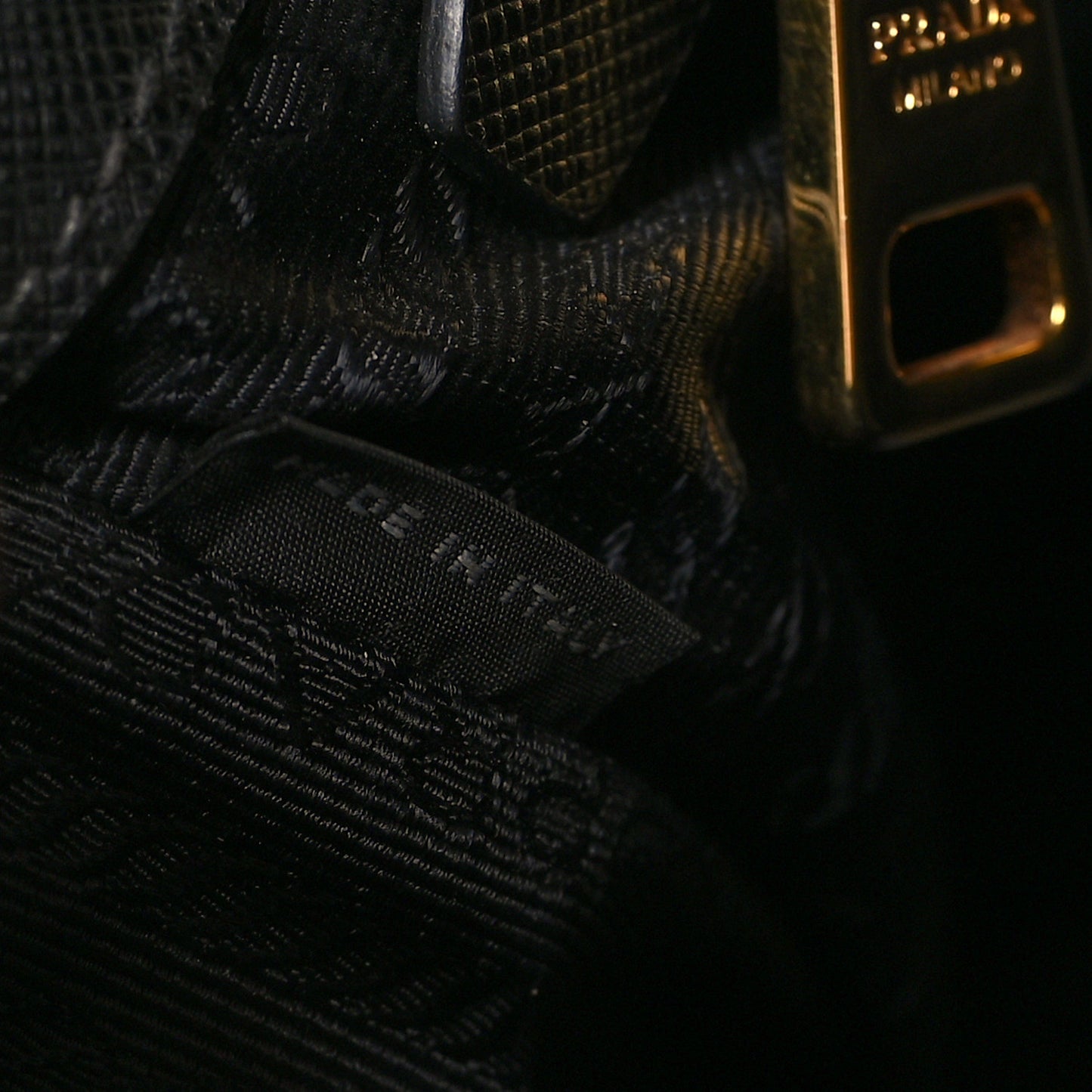 Saffiano Medium Galleria Double Zip Tote Black
