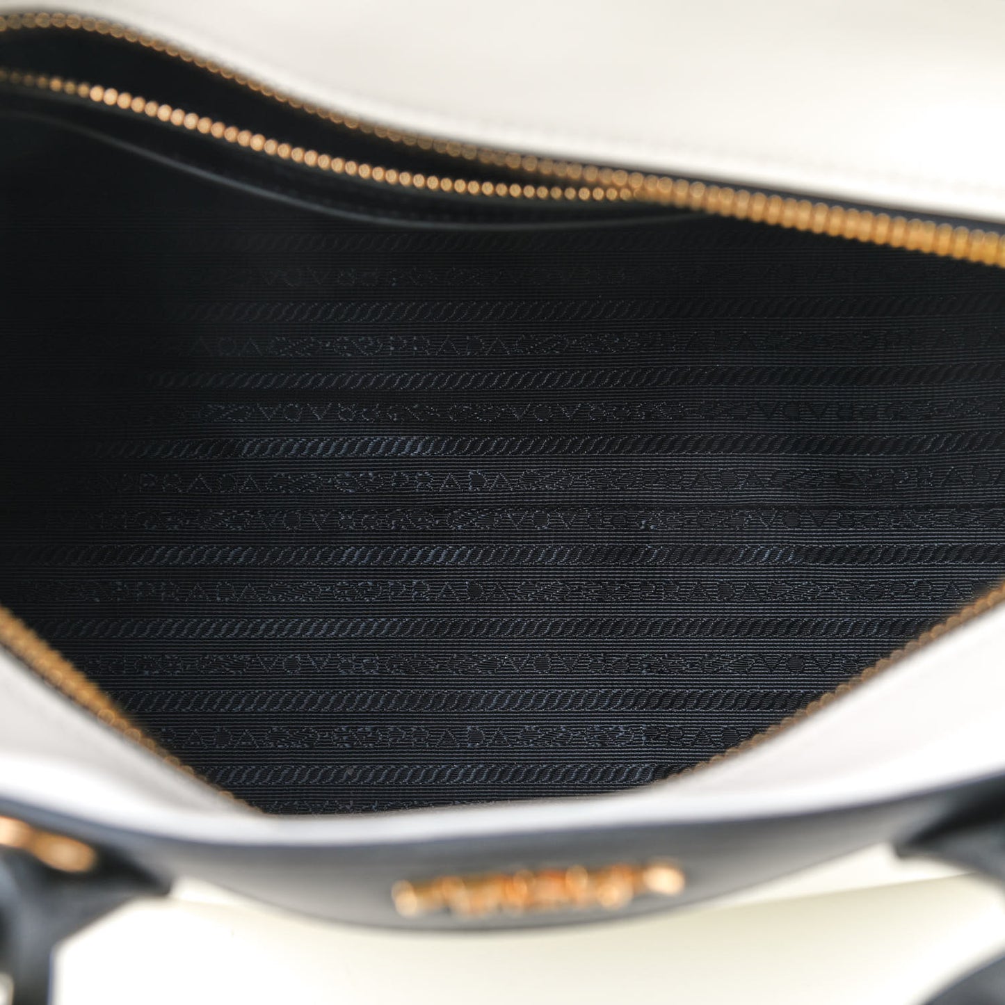 Saffiano City Calfskin Medium Esplanade White Black