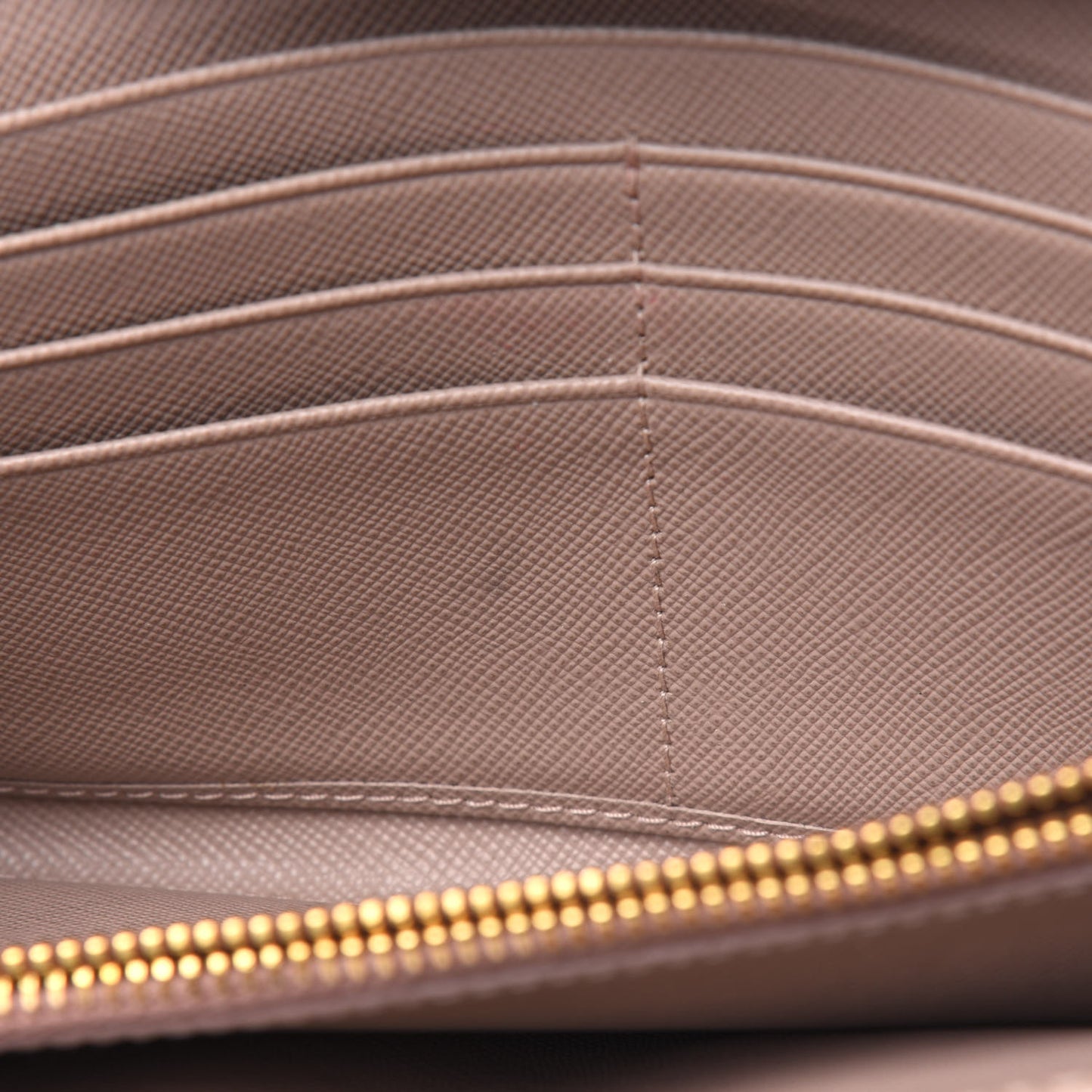 Saffiano Metal Oro Chain Wallet Cammeo