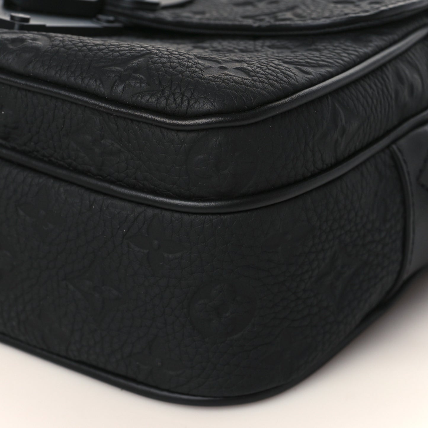 Taurillon Monogram S Lock Messenger Black