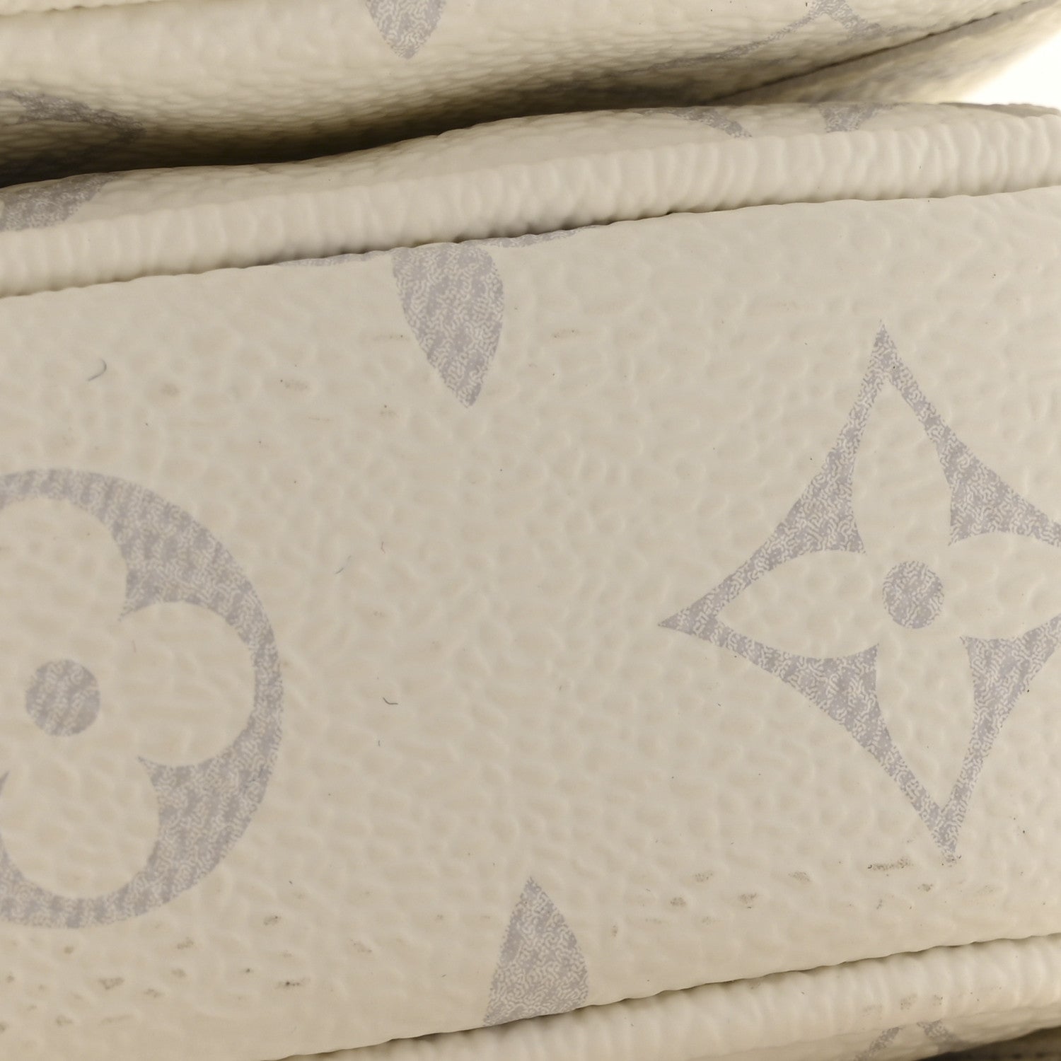 Louis Vuitton アイボリー カメ型ブローチ LouisVuittonMirrorKeepallBando