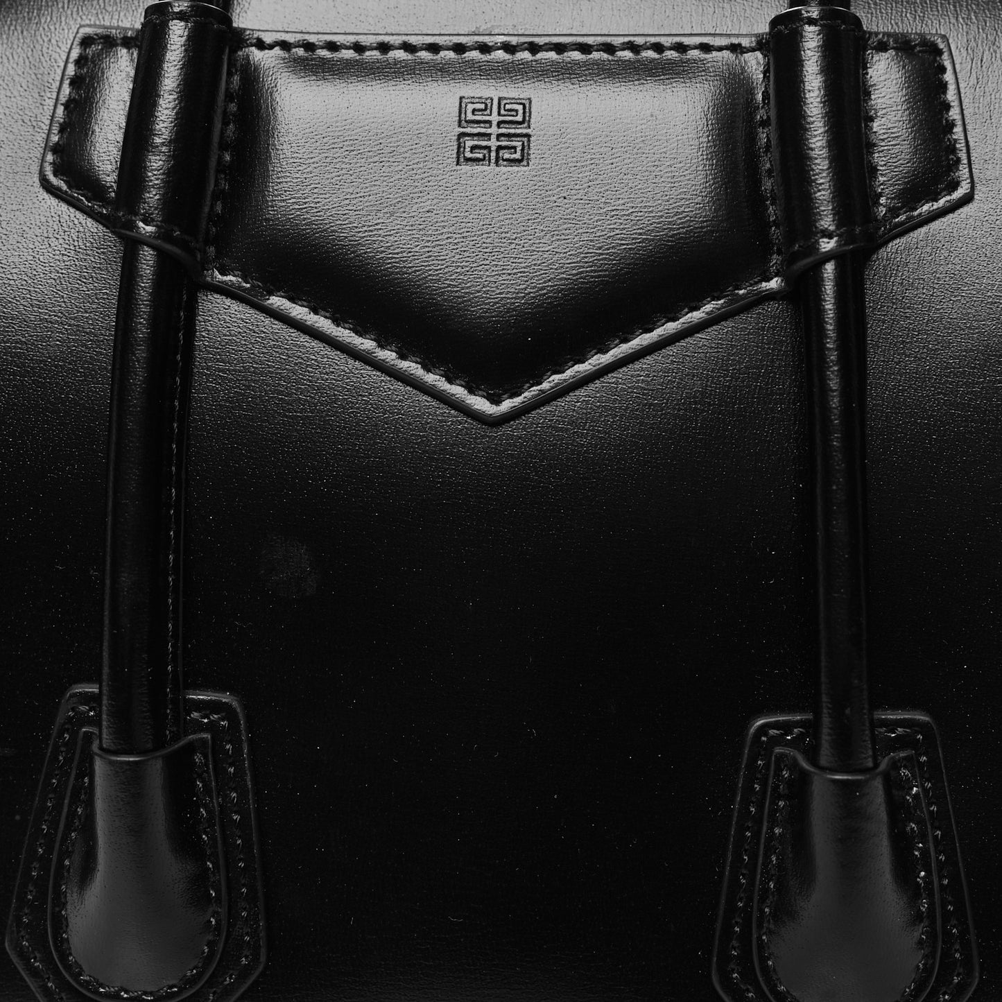 Box Calfskin Mini Lock Antigona Black