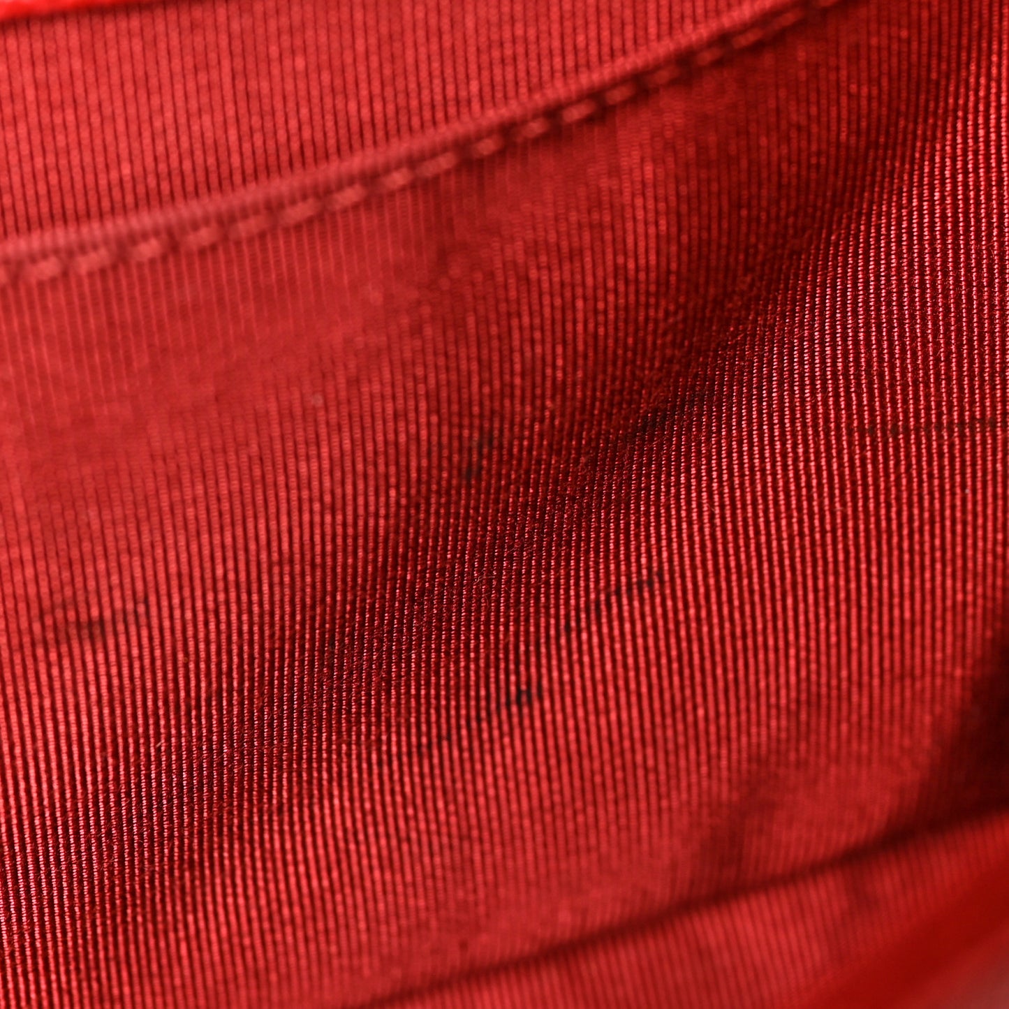 Caviar Quilted Medium Boy Flap Red