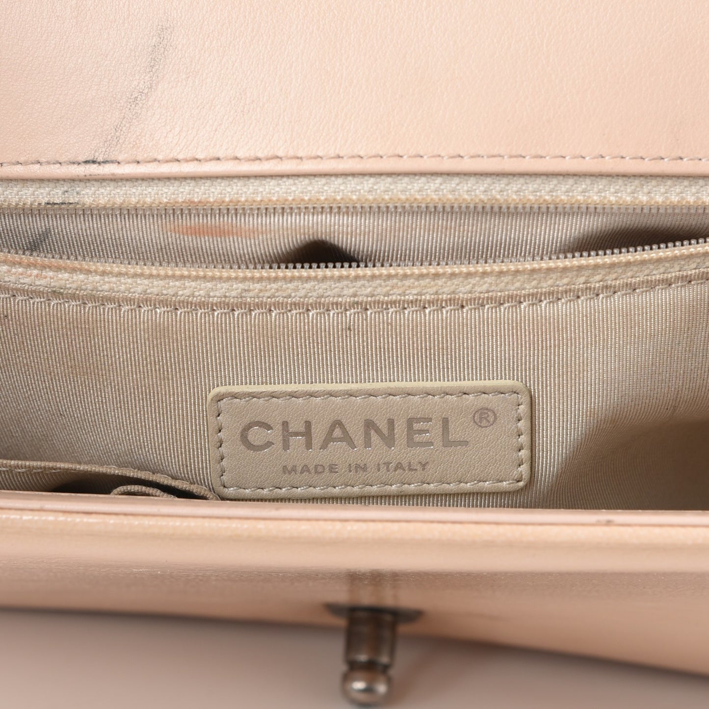 Patent Goatskin Quilted New Medium Boy Flap Beige Clair