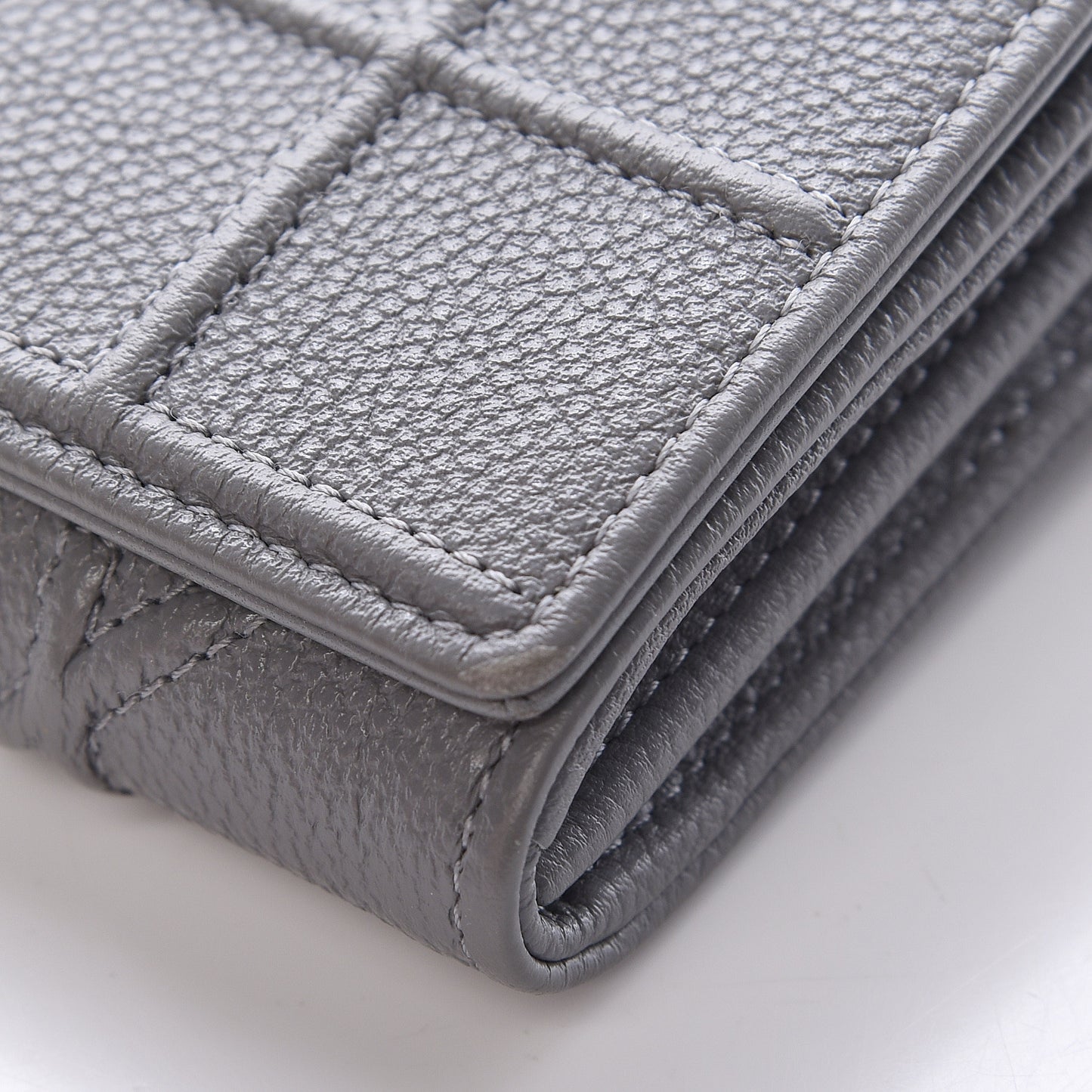 Grained Calfskin Diorama Croisiere Chain Wallet Gris