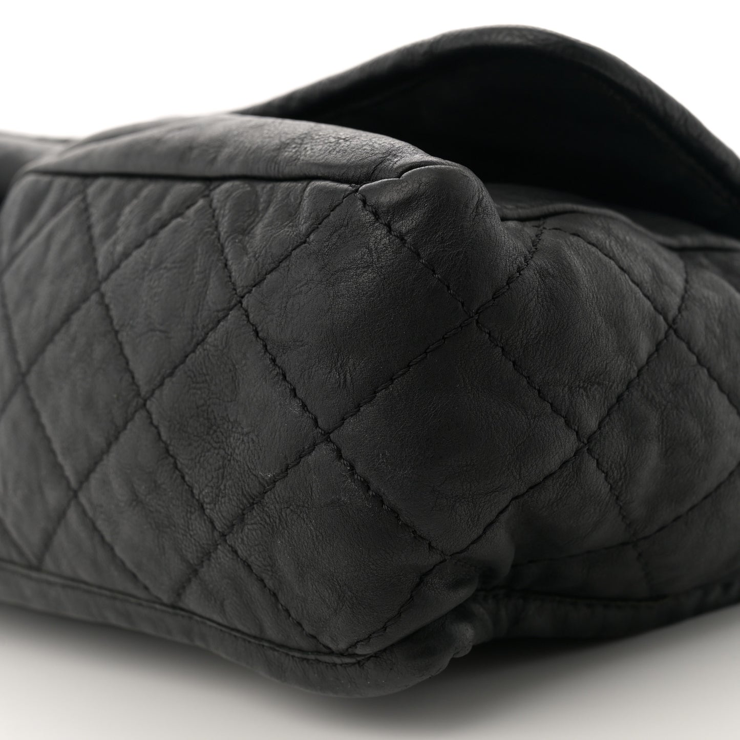 Grained Calfskin Large Natural Beauty Flap Black