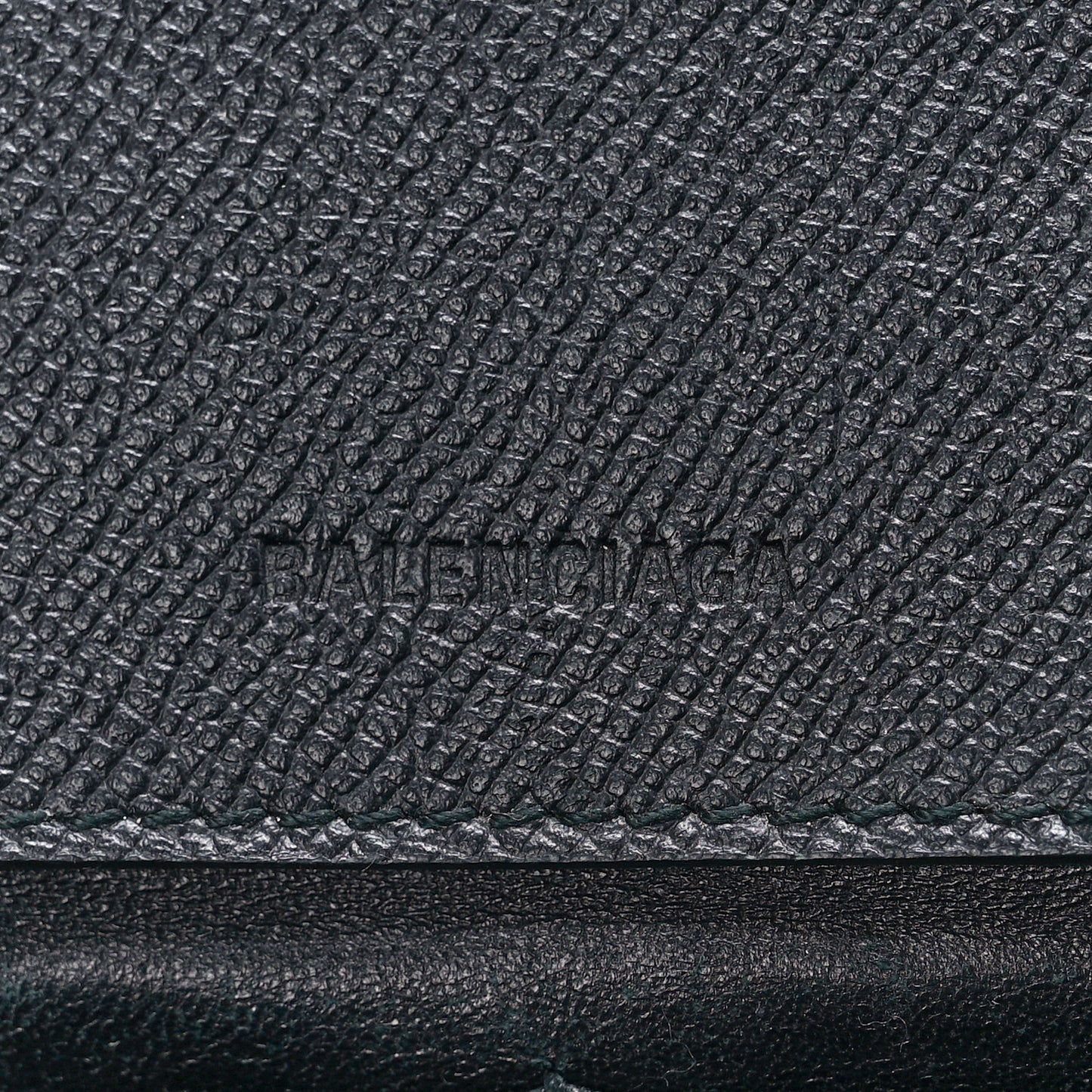 Grained Calfskin Graffiti BB Chain Wallet Black Bleu Violet