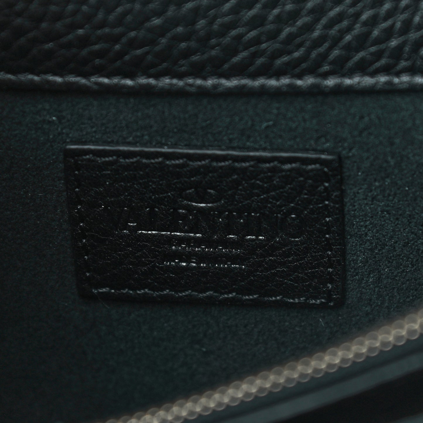 Pebbled Calfskin Rockstud Wallet on Chain Black