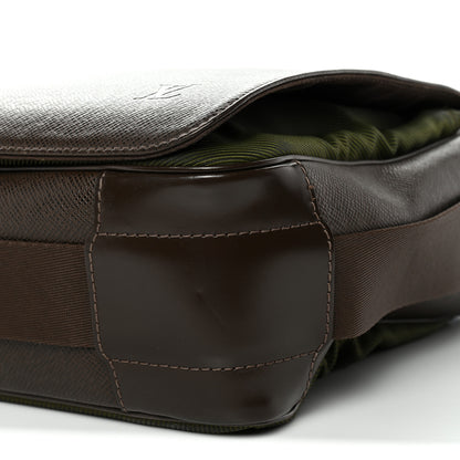Louis Vuitton Taiga Andrei Messenger Bag Grizzli 9 of 11