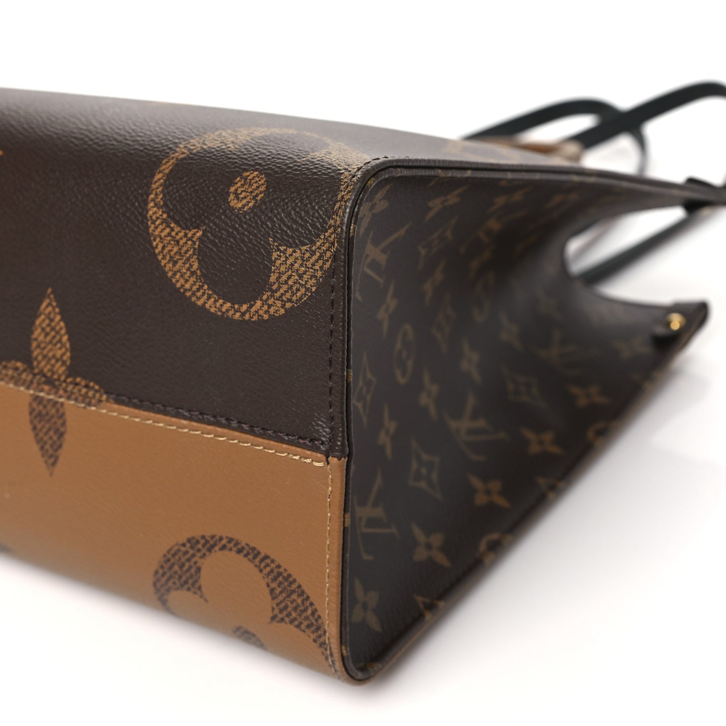 Reverse Monogram Giant Onthego MM
