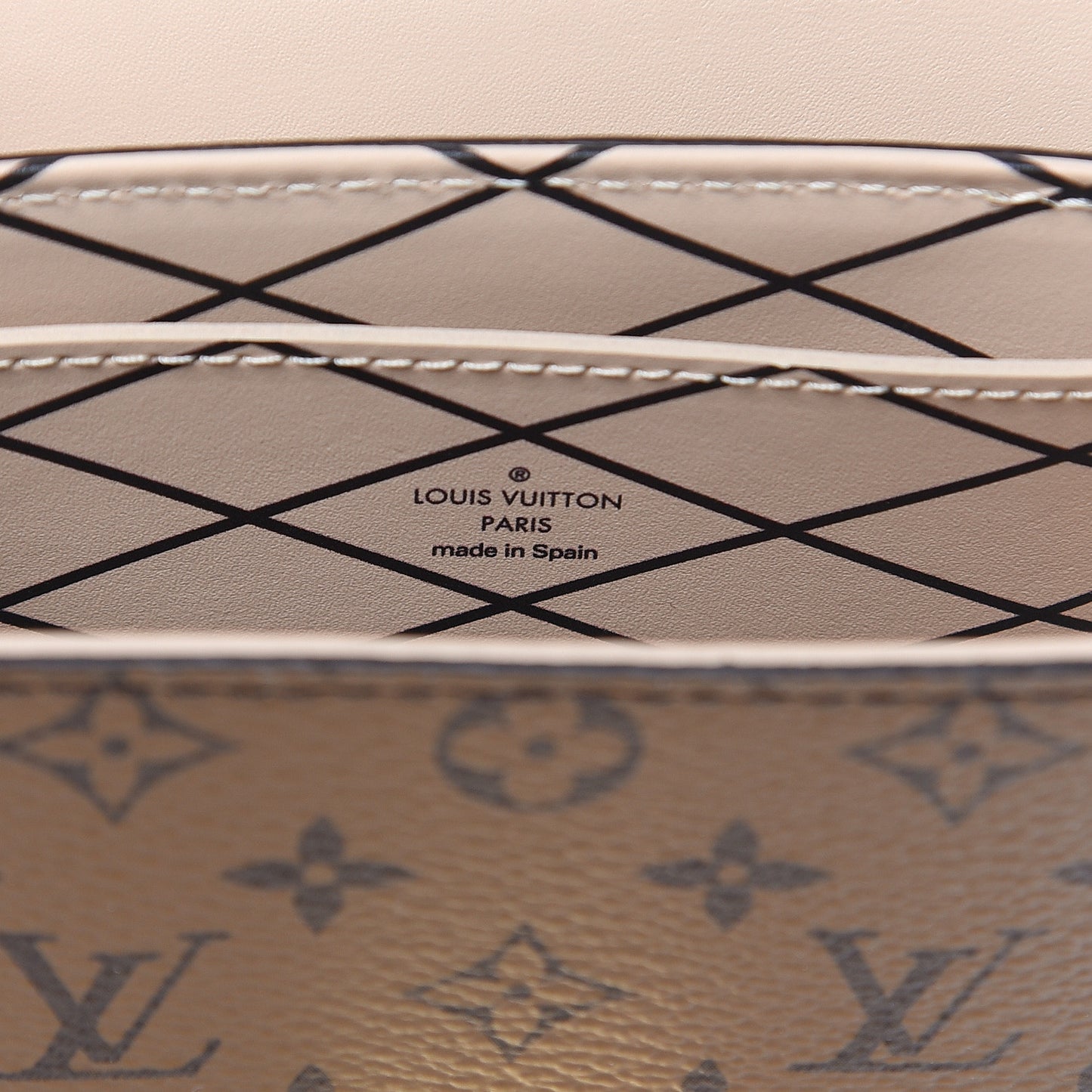 Reverse Monogram Pochette Trunk Verticale