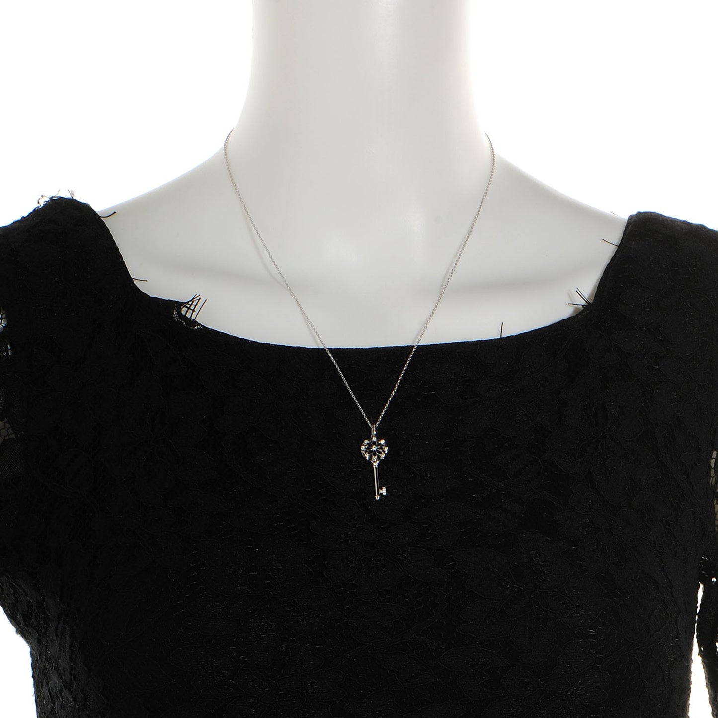 18K White Gold Diamond Floral Pendant Necklace
