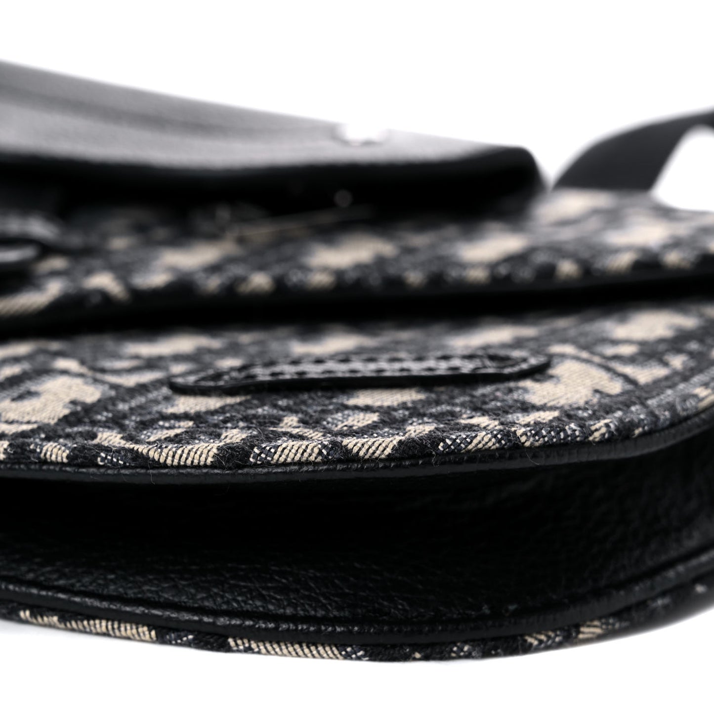 Oblique Saddle Messenger Pouch Beige Black