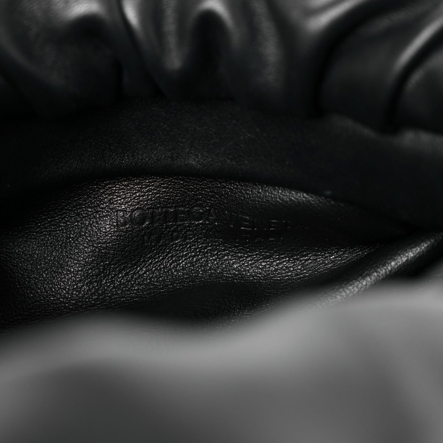 Calfskin The Pouch Chain Black