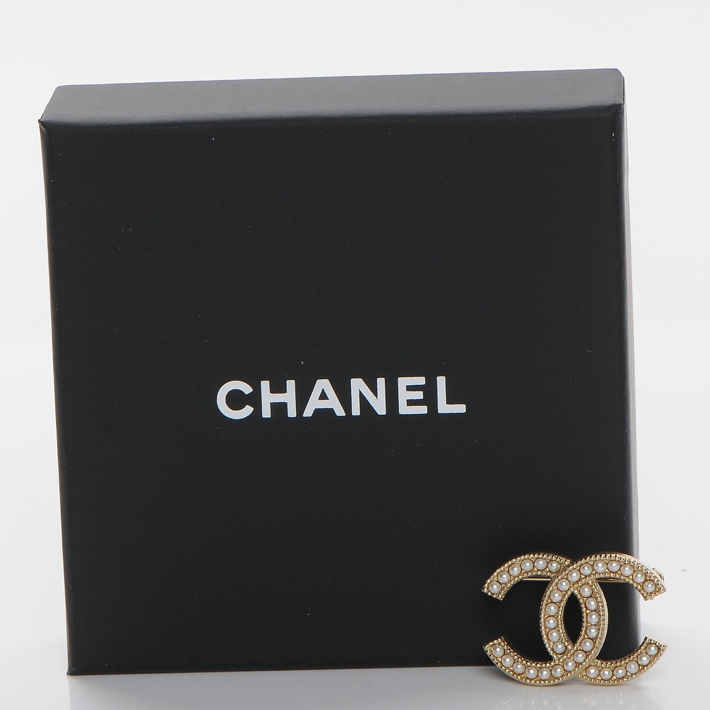Pearl CC Mini Brooch Gold