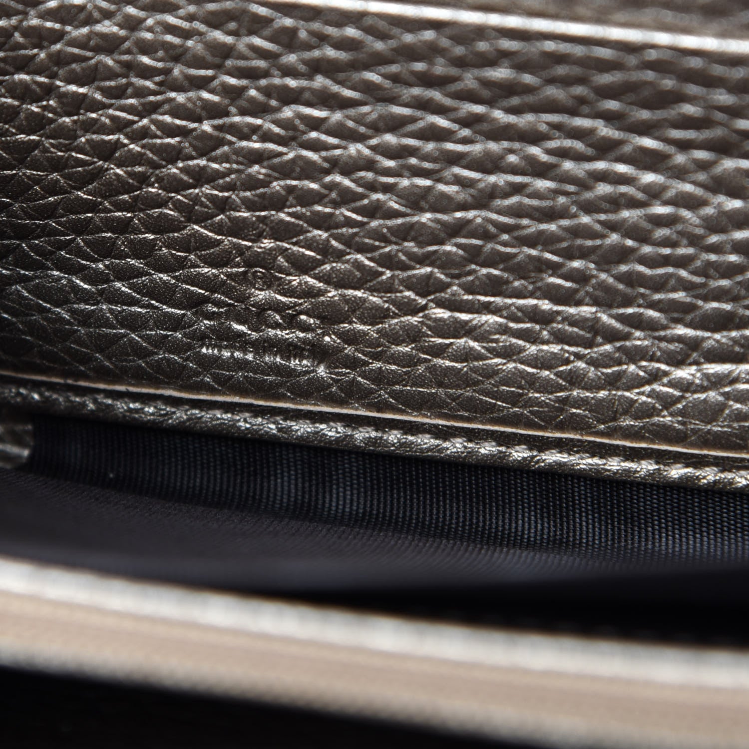 Gucci Metallic Pebbled Calfskin Soho Zip Around Wallet Golden Beige 6 of 7
