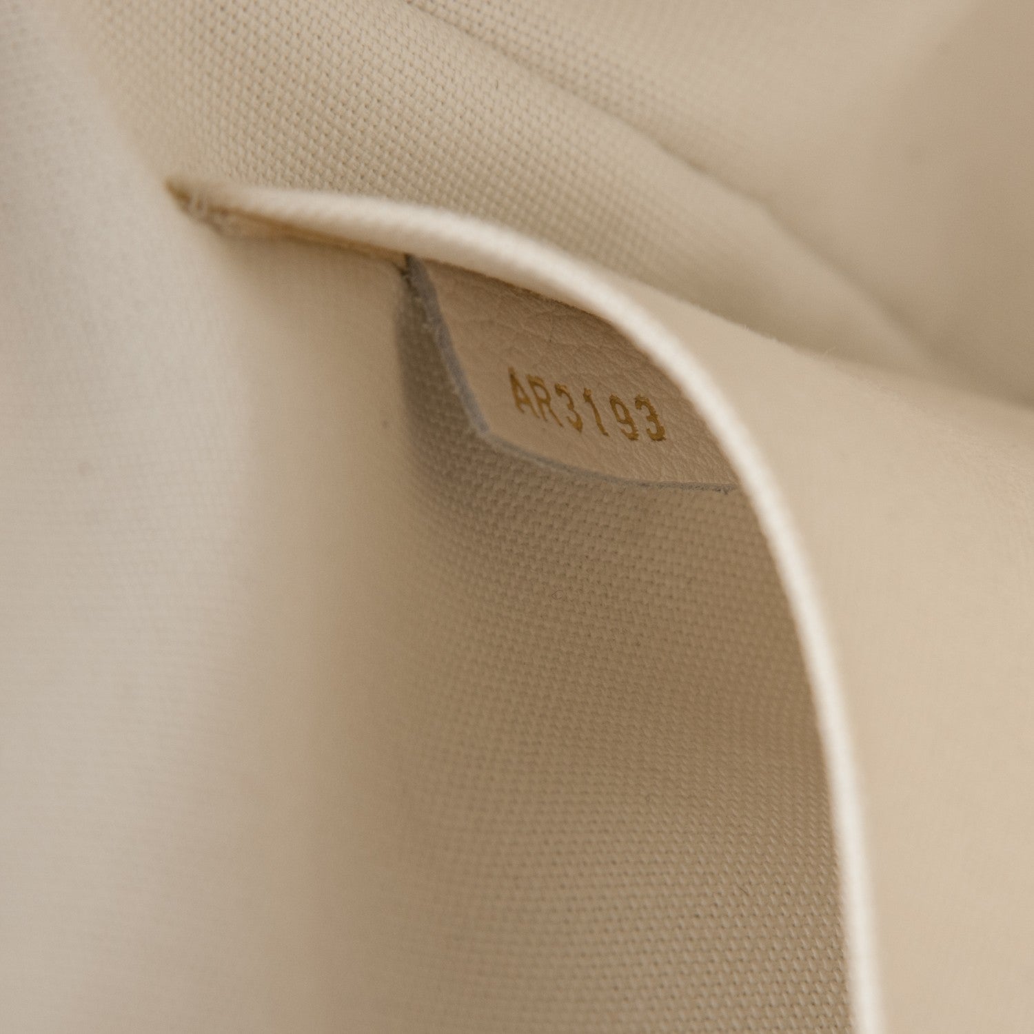Louis Vuitton Essentiel Cuir Boheme Ivory 6 of 7