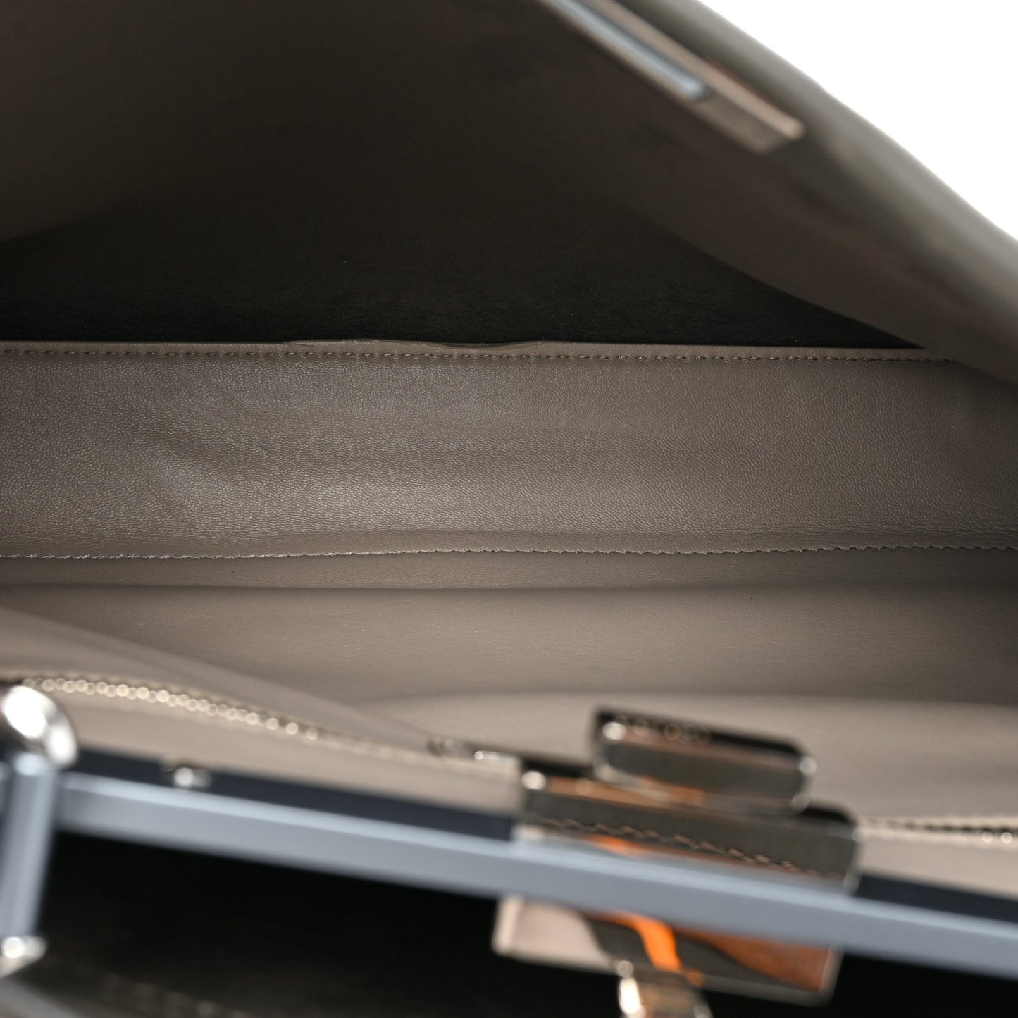 Vitello Seta Shiny Nappa Medium Peekaboo Iconic Satchel Carbone Grigio Polvere