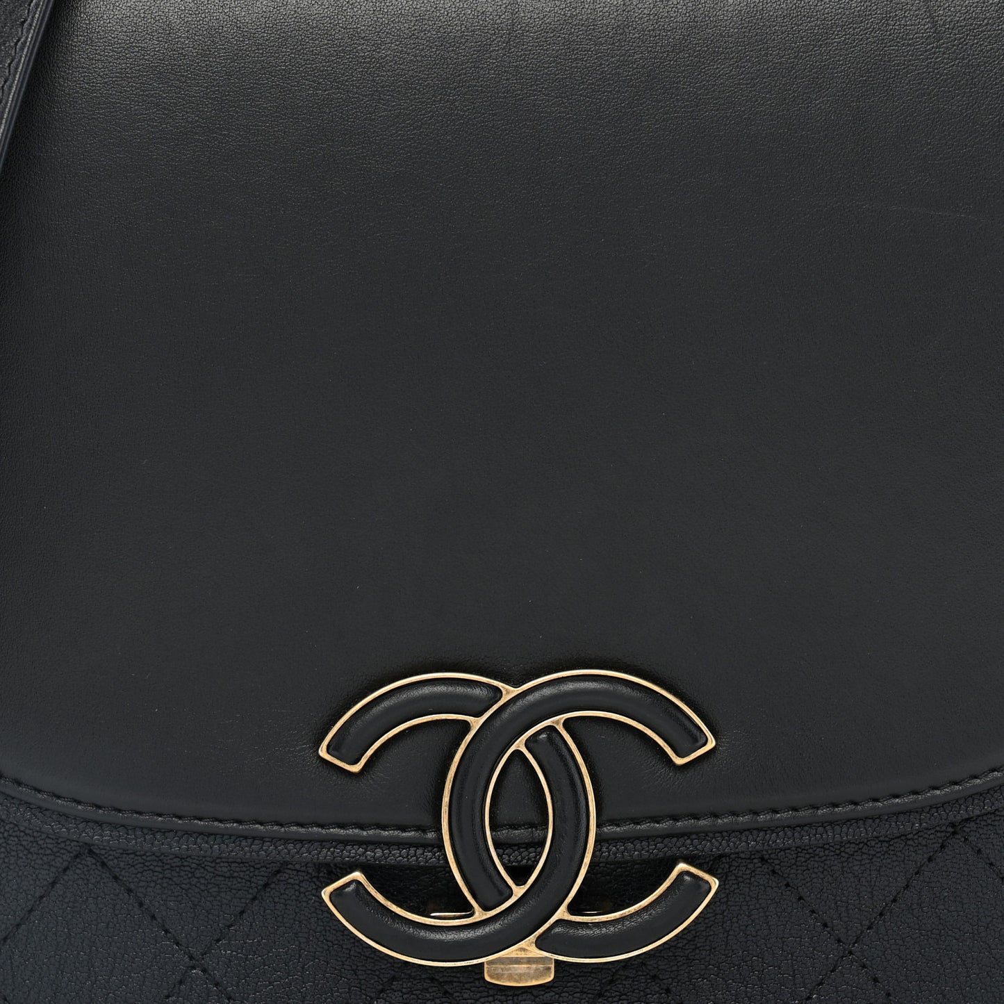 Shiny Calfskin Goatskin Quilted Medium Coco Curve Messenger Flap Black
